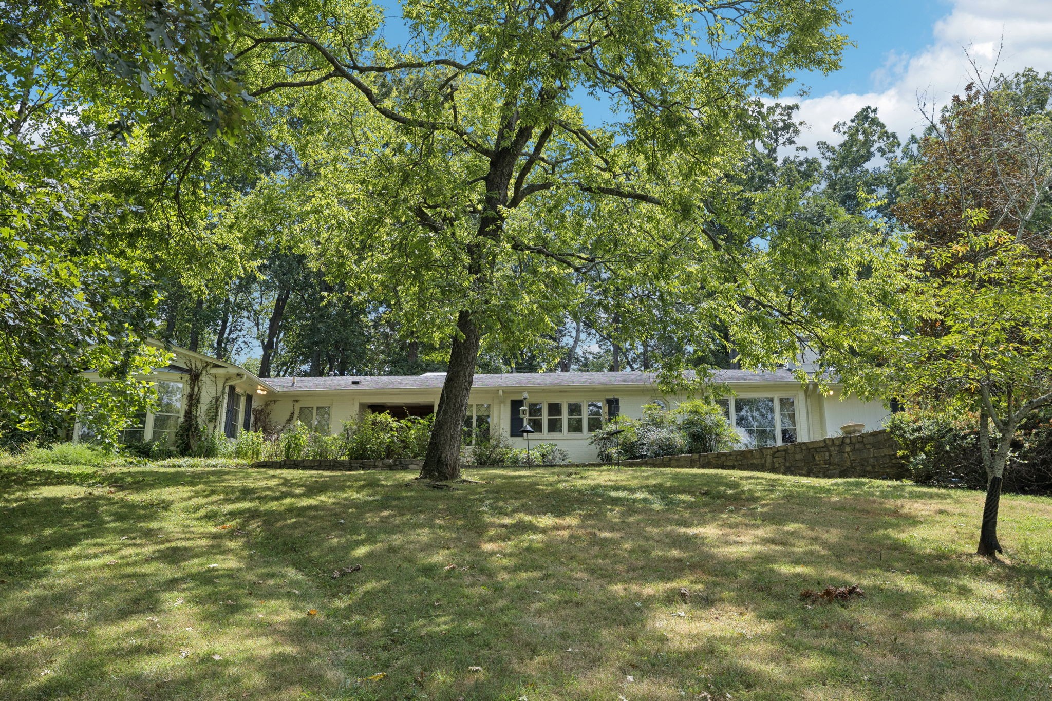 Nashville, Tennessee 37205, United States, 3 Bedrooms Bedrooms, ,4 BathroomsBathrooms,Residential,Pending,191552