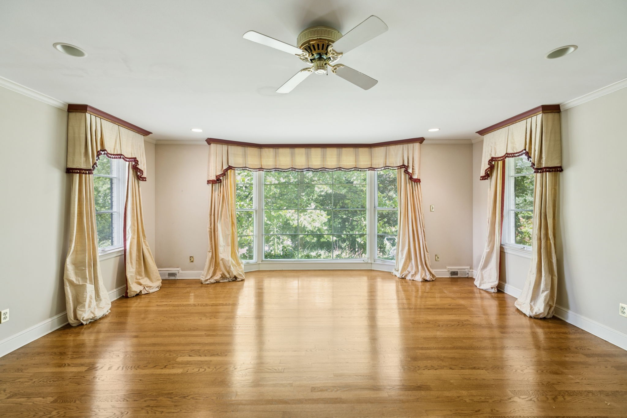 Nashville, Tennessee 37205, United States, 3 Bedrooms Bedrooms, ,4 BathroomsBathrooms,Residential,Pending,191552