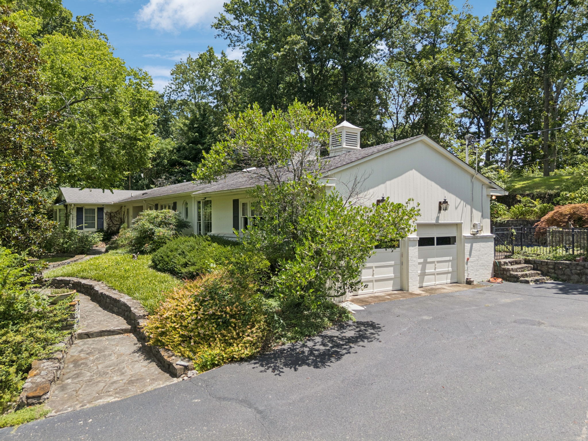 Nashville, Tennessee 37205, United States, 3 Bedrooms Bedrooms, ,4 BathroomsBathrooms,Residential,Pending,191552