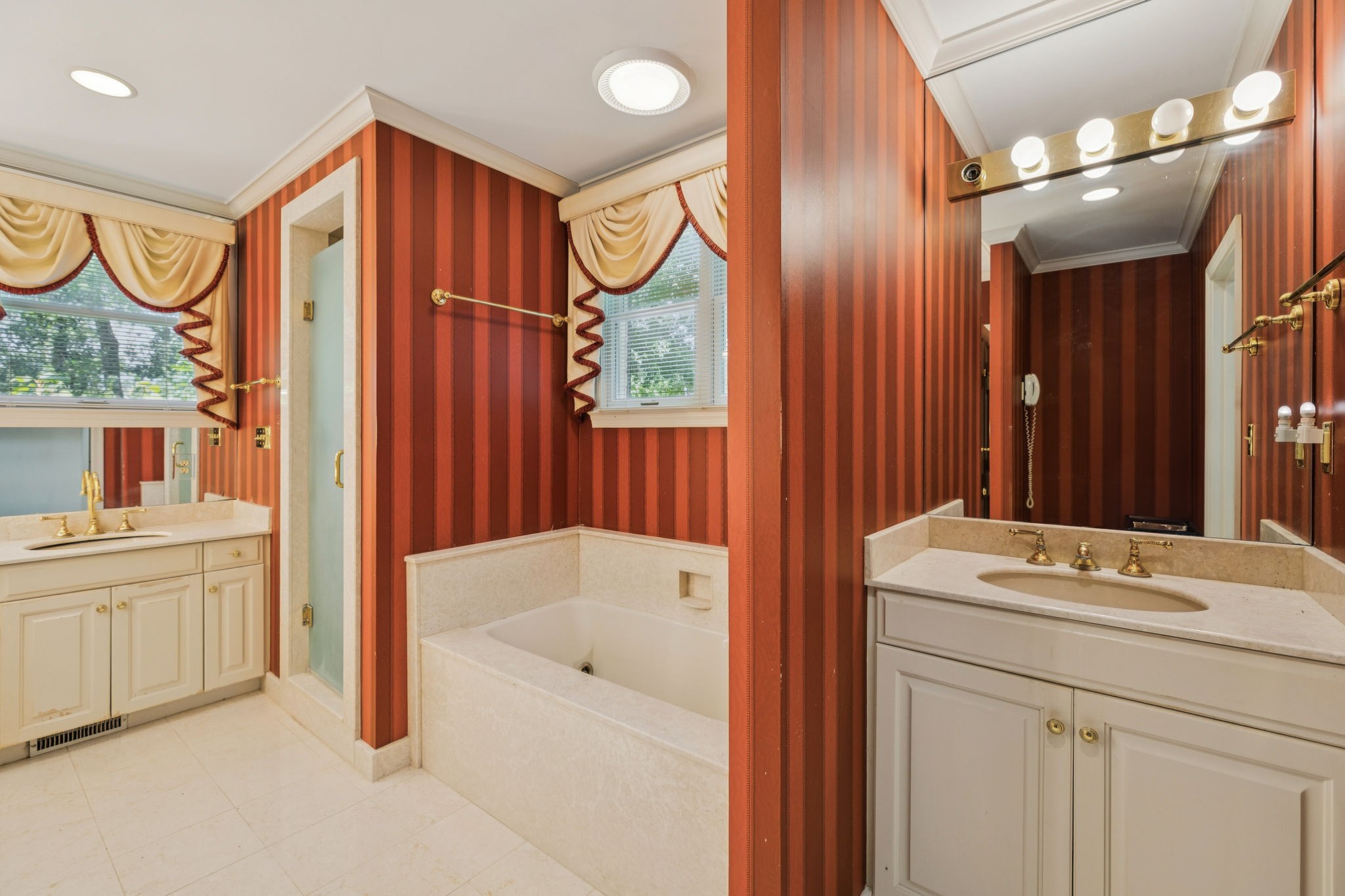 Nashville, Tennessee 37205, United States, 3 Bedrooms Bedrooms, ,4 BathroomsBathrooms,Residential,Pending,191552