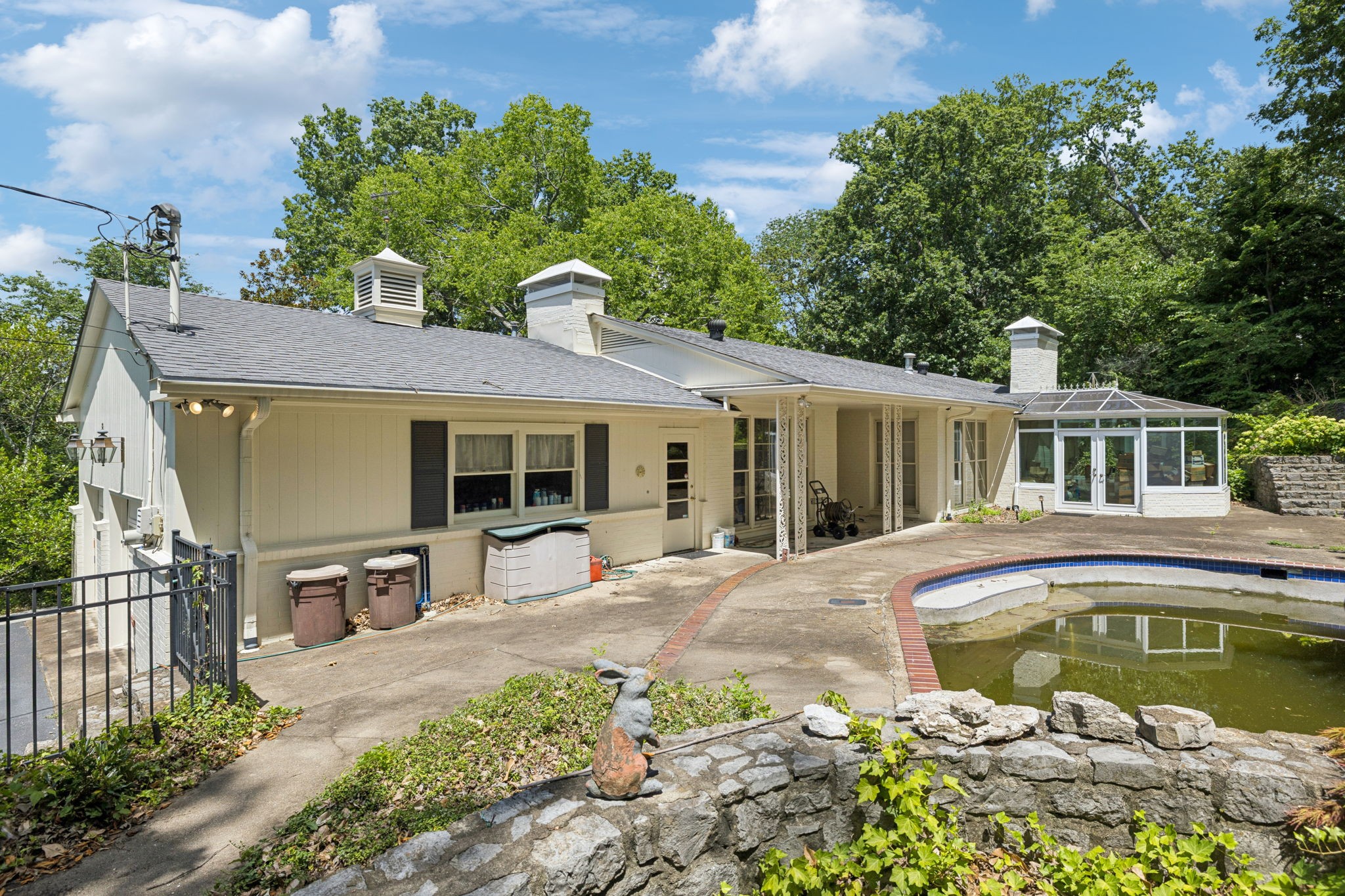 Nashville, Tennessee 37205, United States, 3 Bedrooms Bedrooms, ,4 BathroomsBathrooms,Residential,Pending,191552