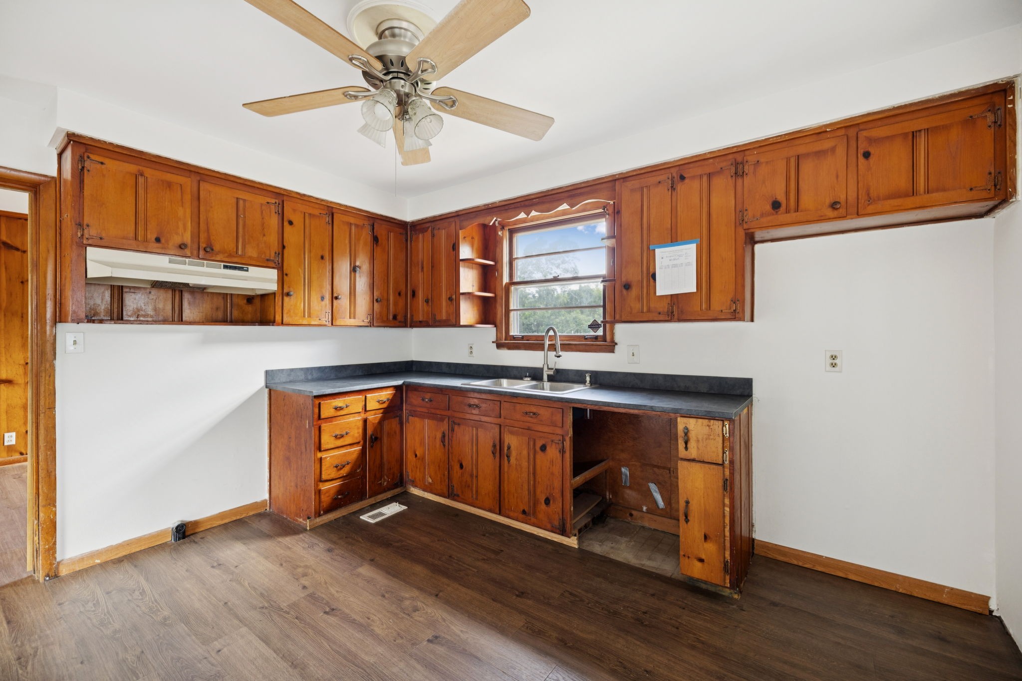 1421 Lakeview Rd