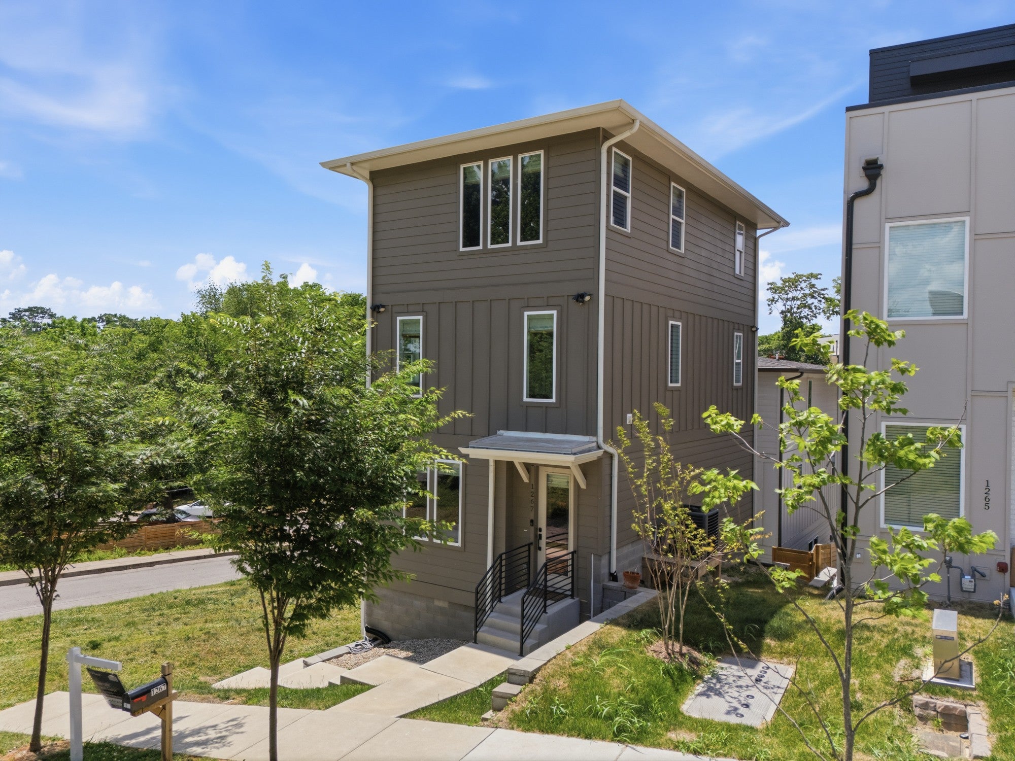 1267 John St