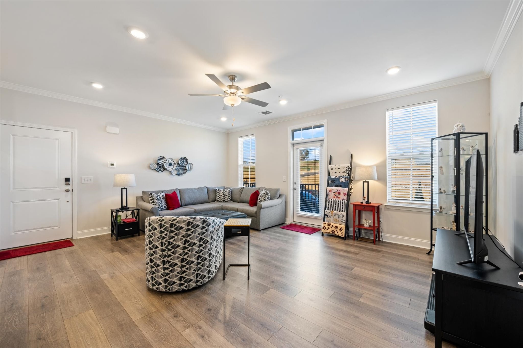 836 Goswell Drive 102