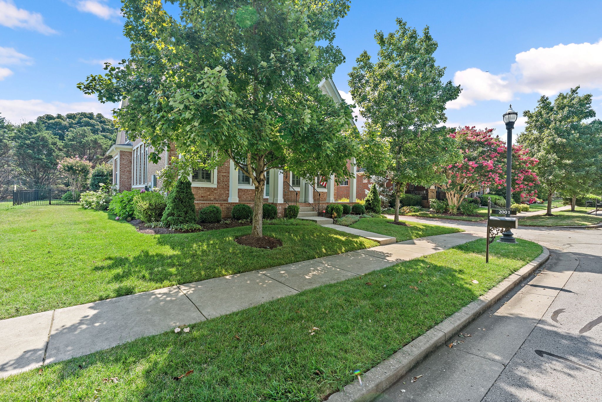 2001 Barclay Ln
