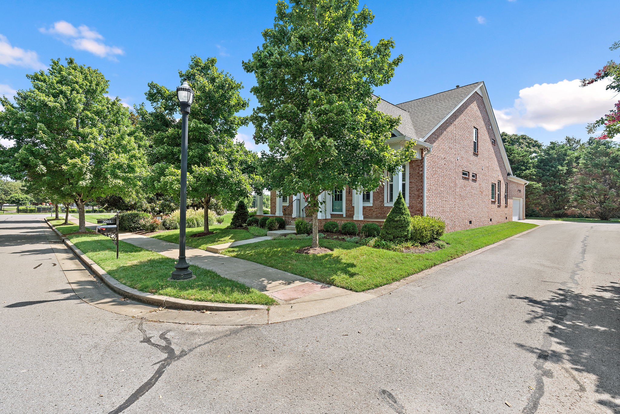 2001 Barclay Ln