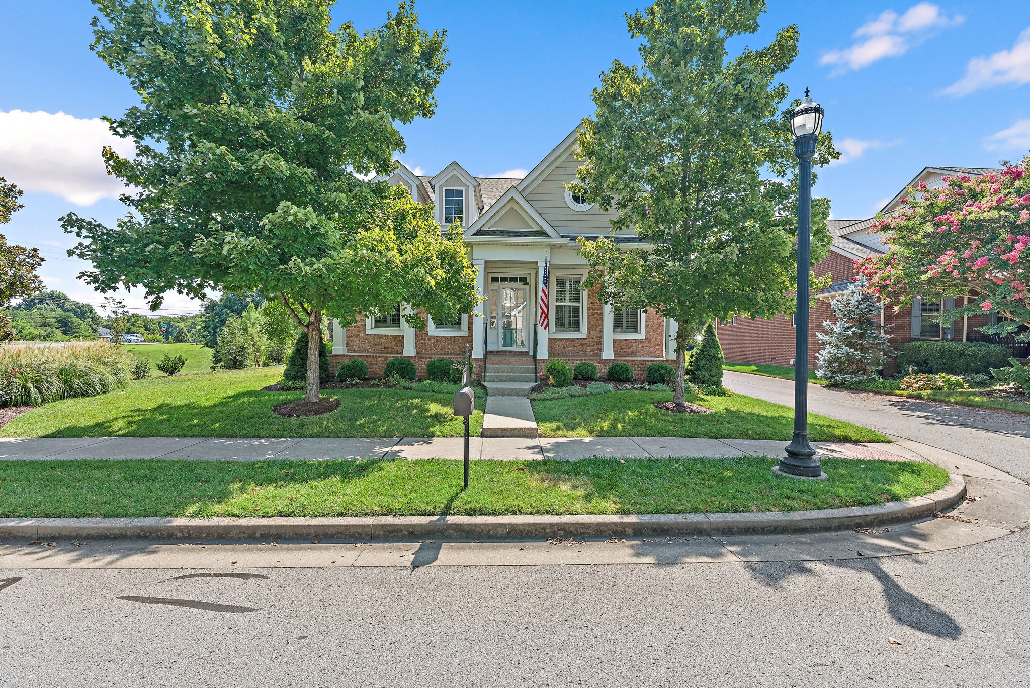 2001 Barclay Ln