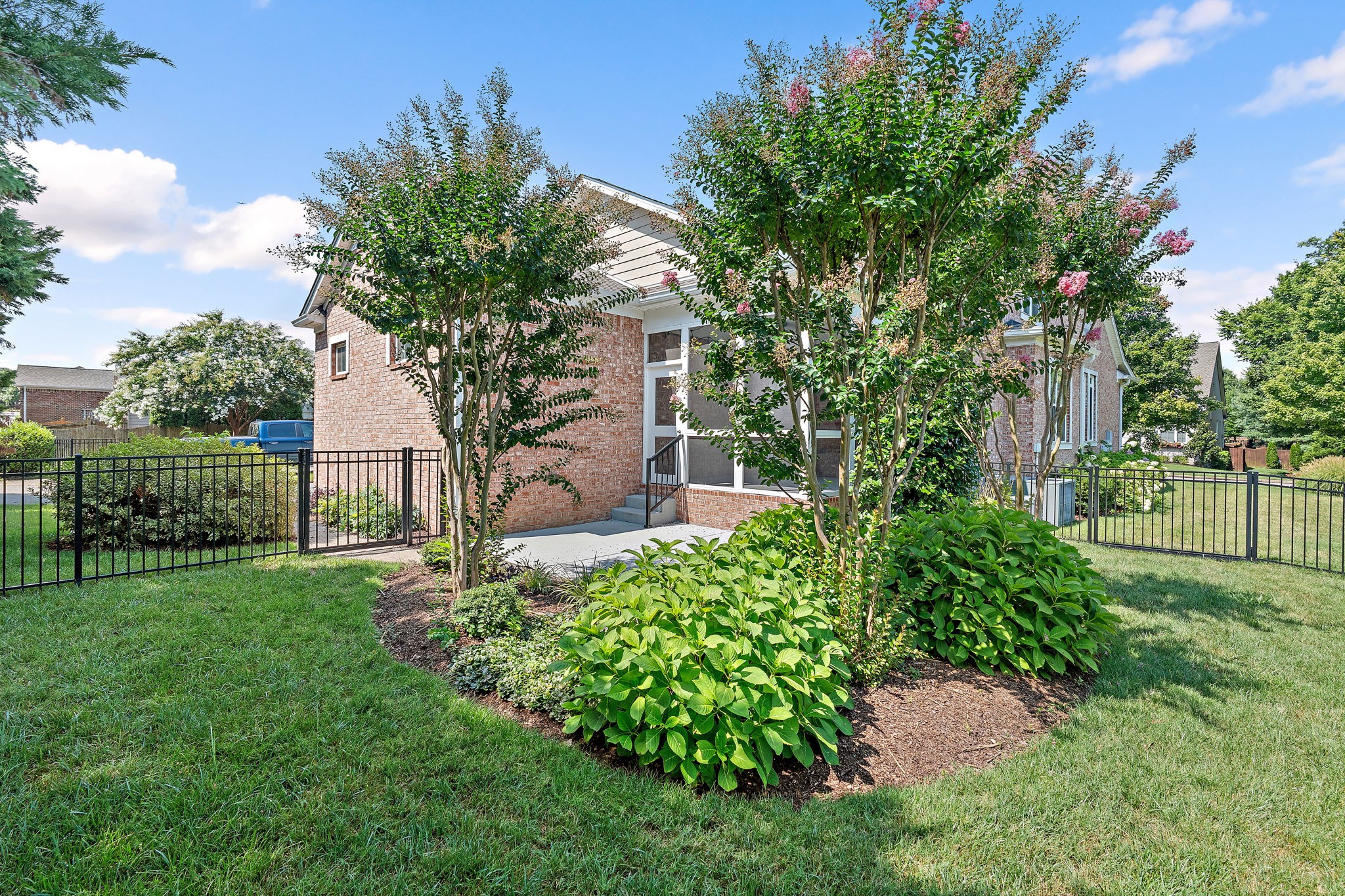 2001 Barclay Ln