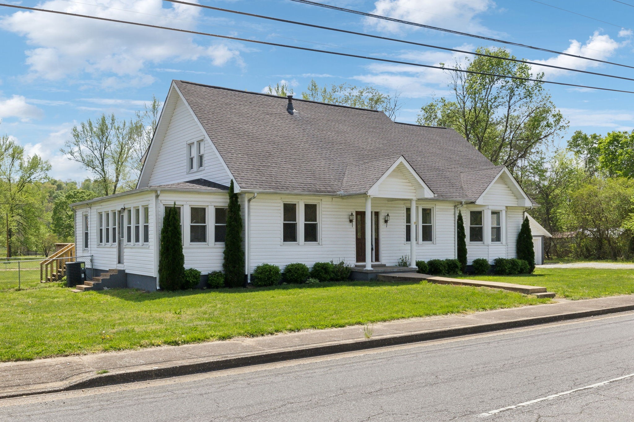 1006 E Main St