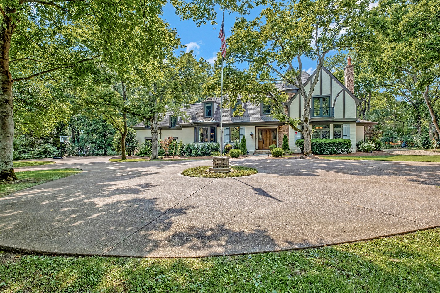 709 Lynnwood Blvd