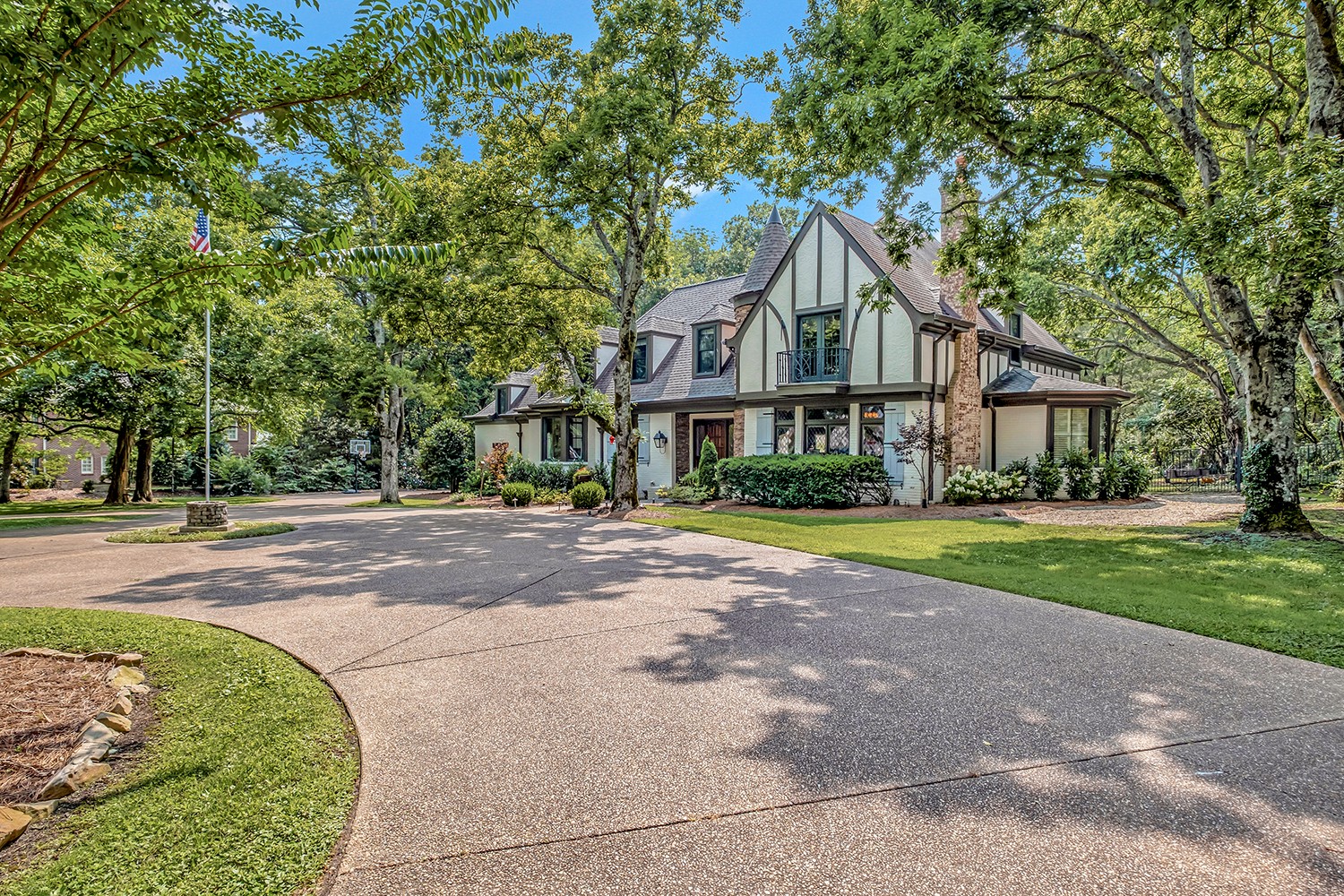 709 Lynnwood Blvd