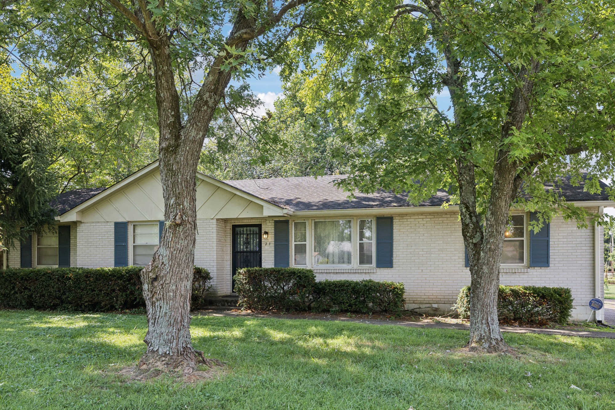 211 W Hutchinson Dr