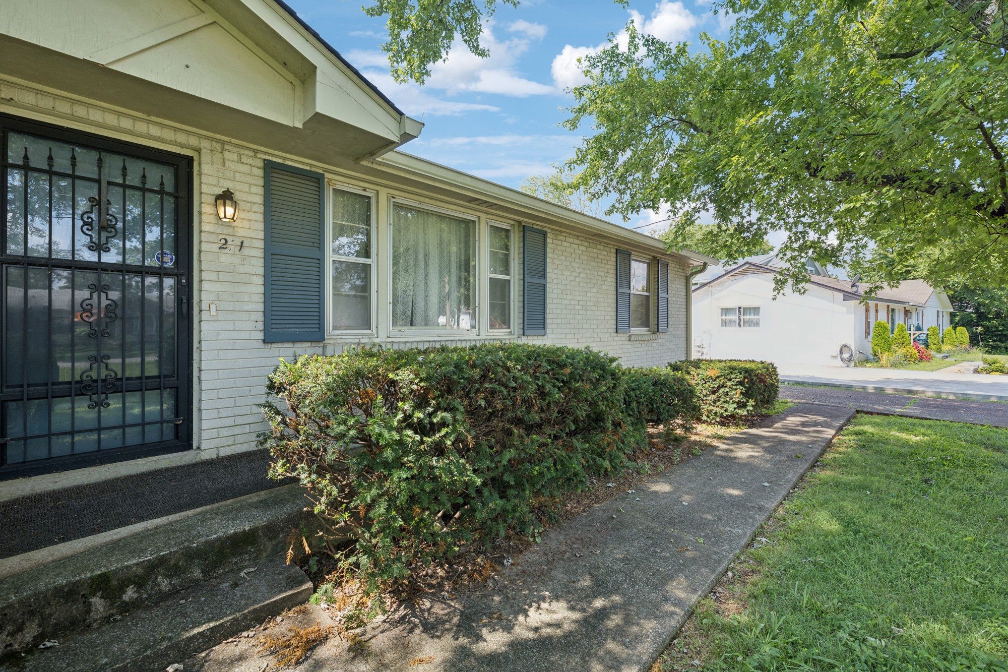 211 W Hutchinson Dr