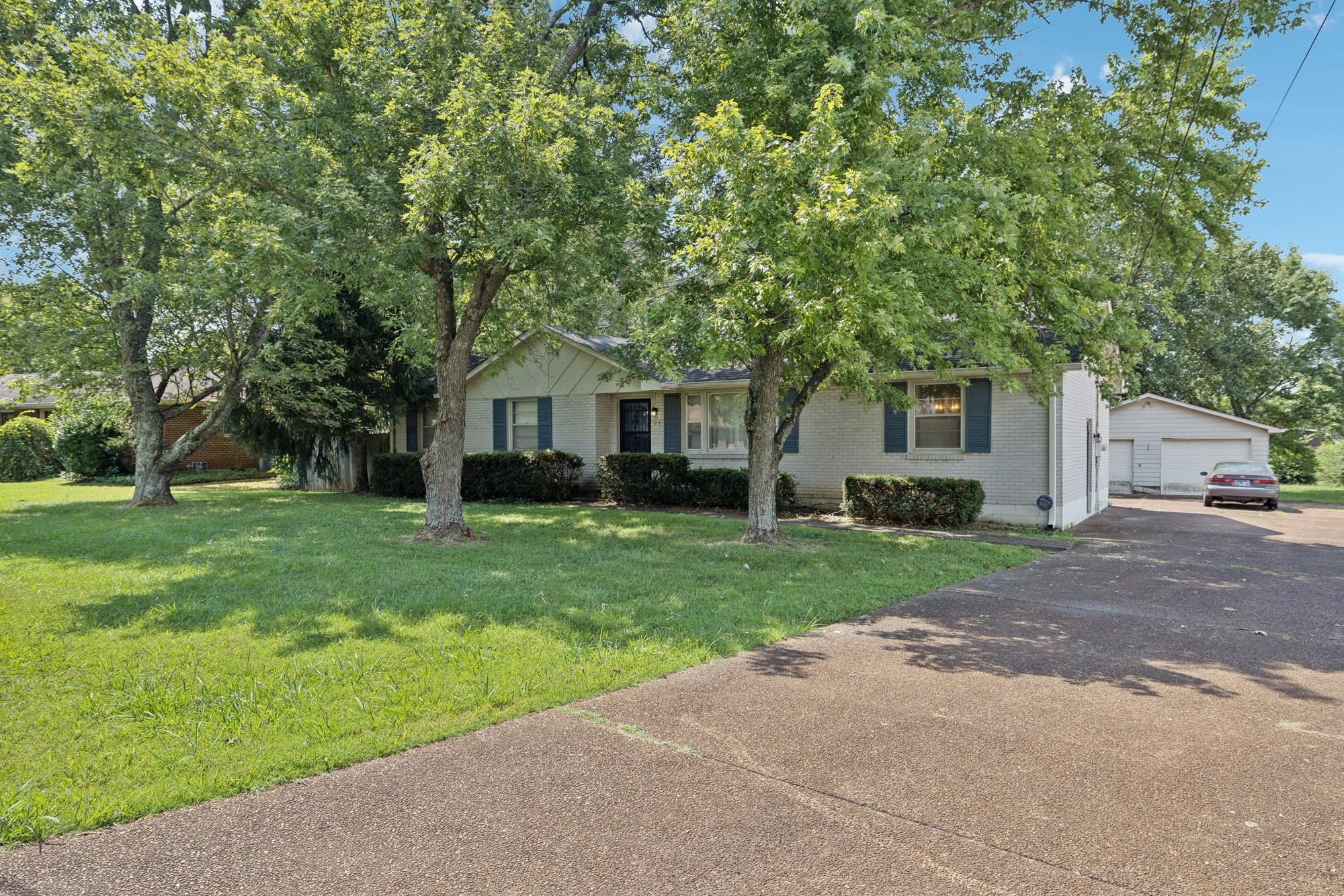 211 W Hutchinson Dr