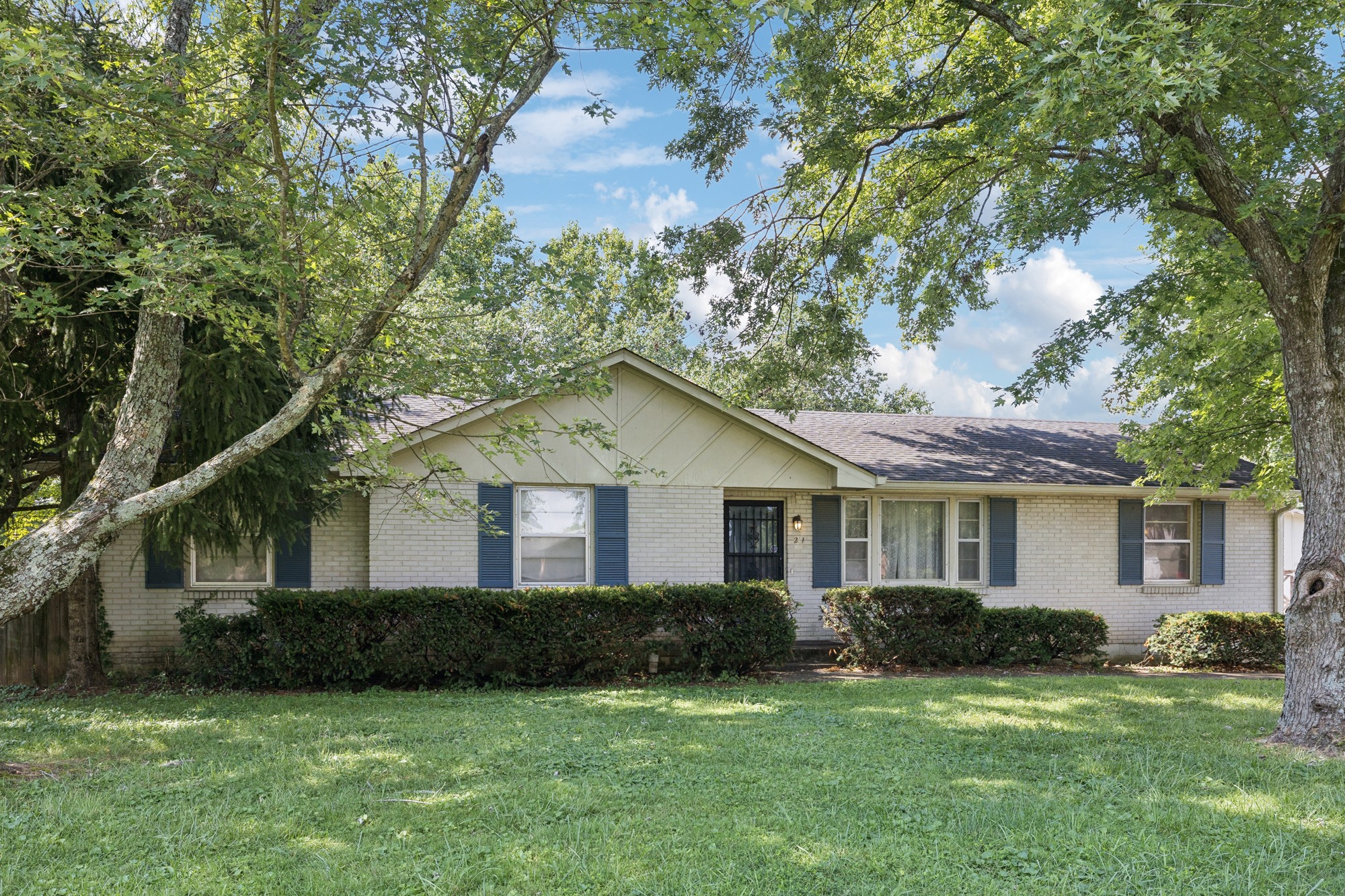 211 W Hutchinson Dr
