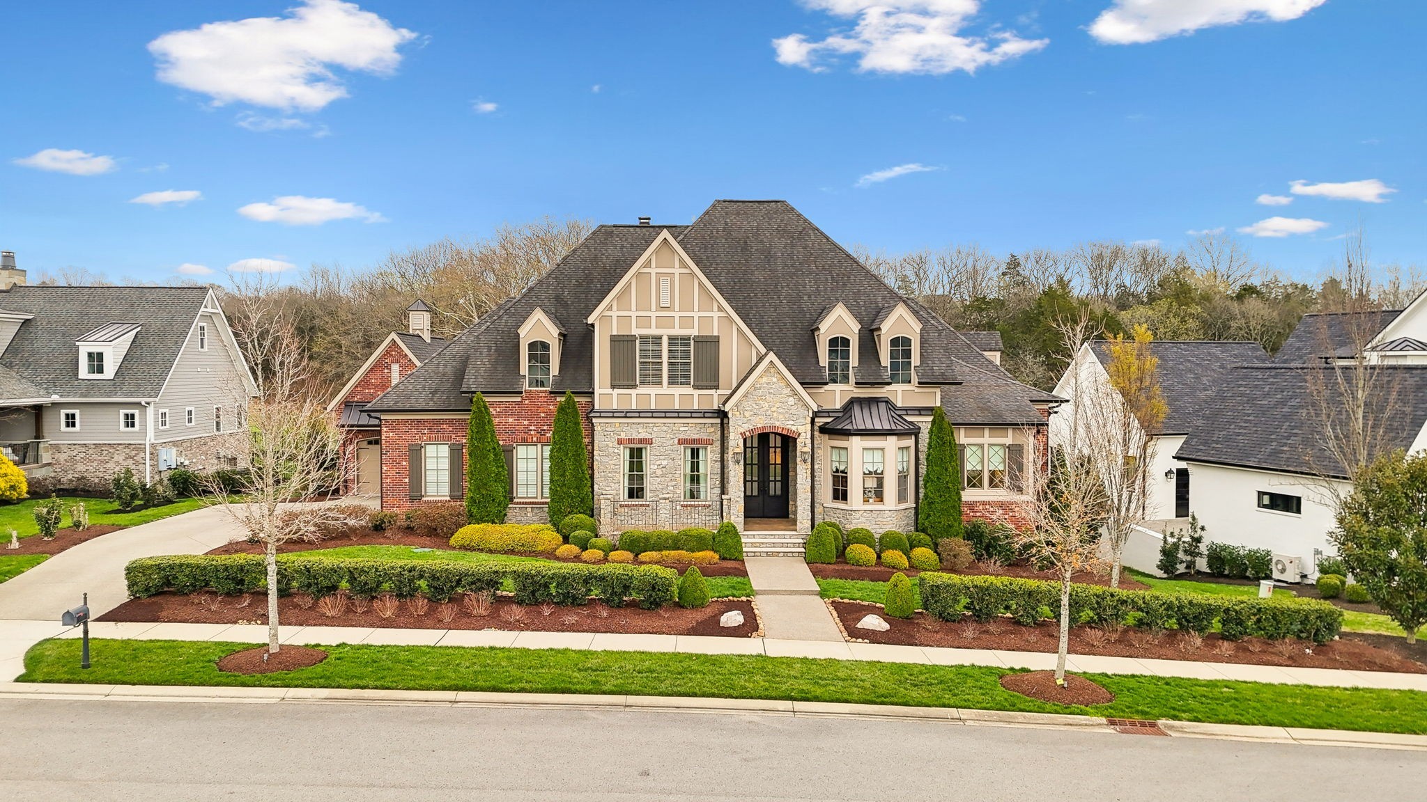 8704 Wolfsbane Ln