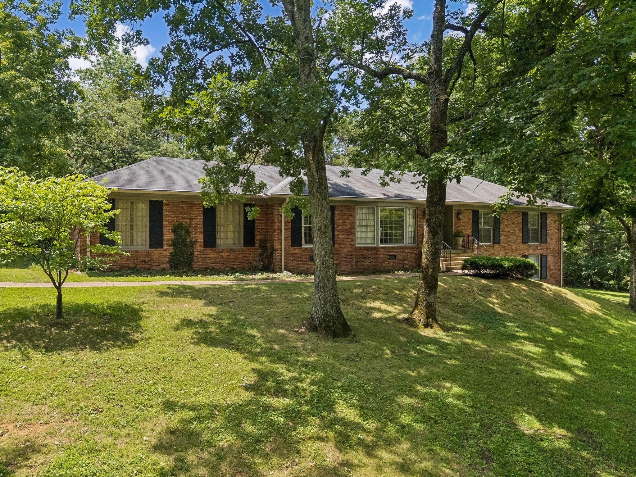 6513 Brownlee Dr, Nashville TN 37205 5-bed home, photo 2 of 30