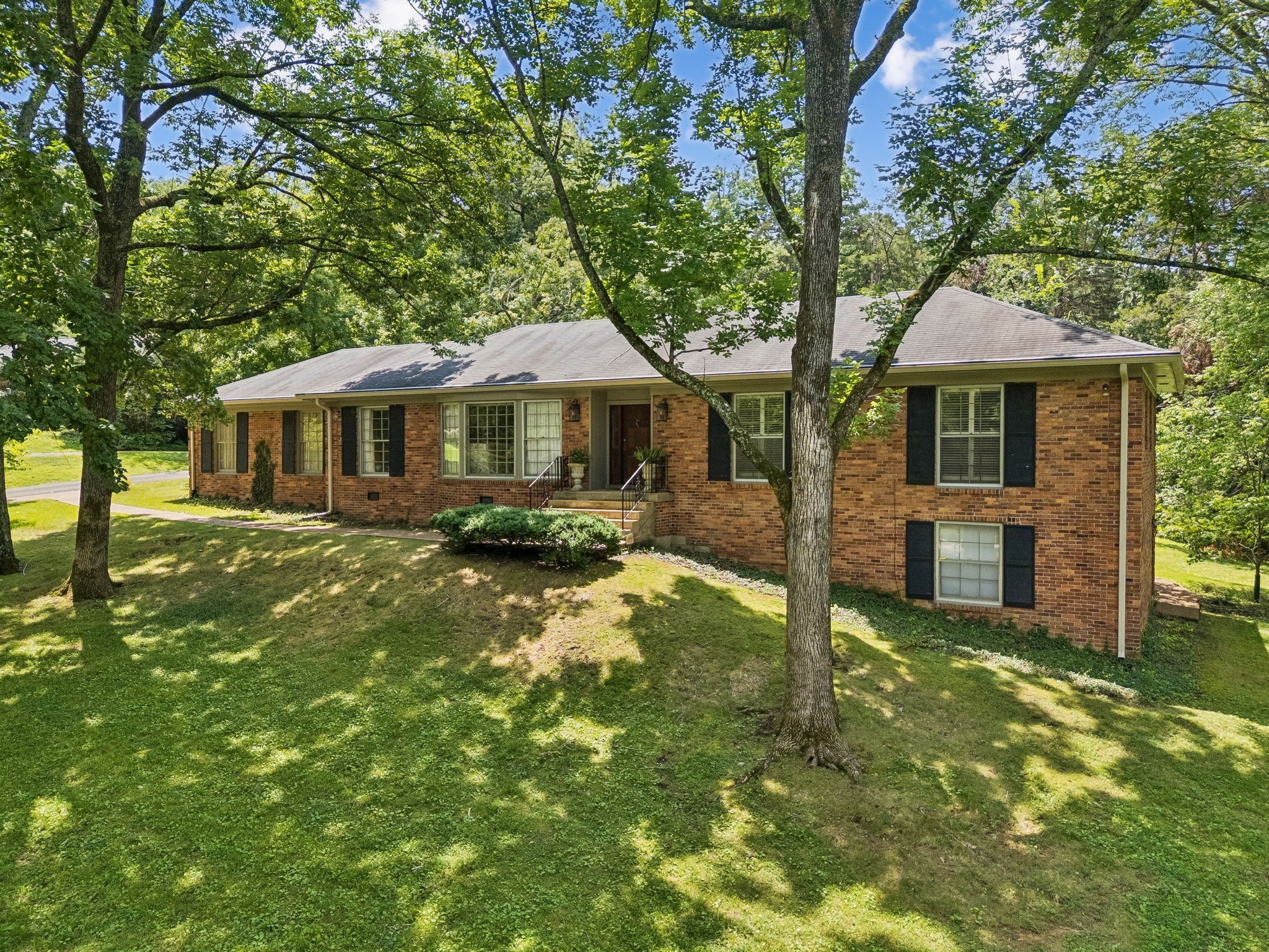 6513 Brownlee Dr, Nashville TN 37205 5-bed home, photo 3 of 30