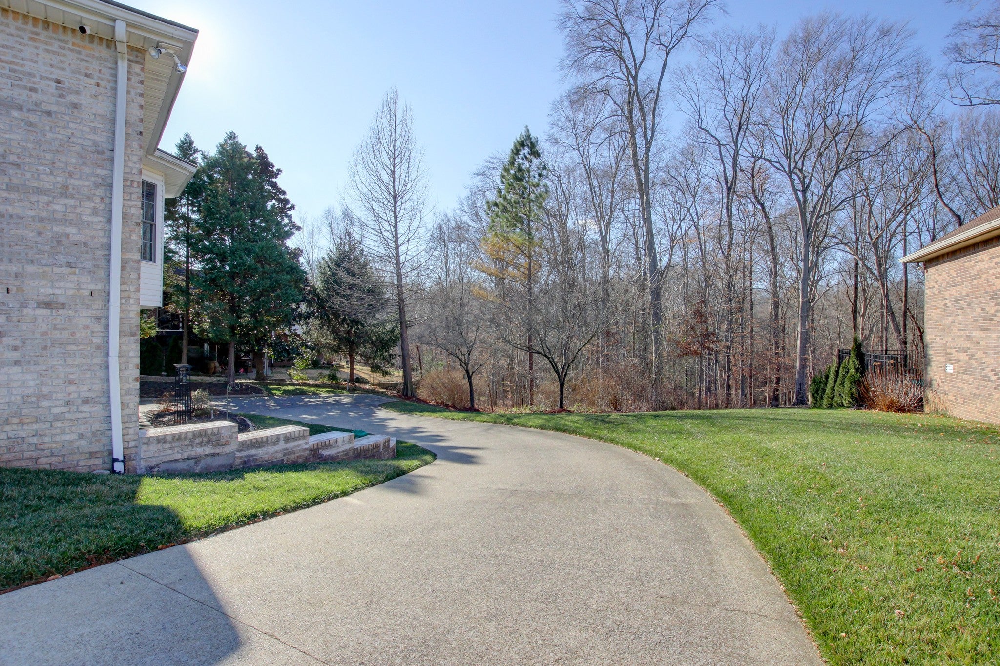 2559 Hedgerow Ln