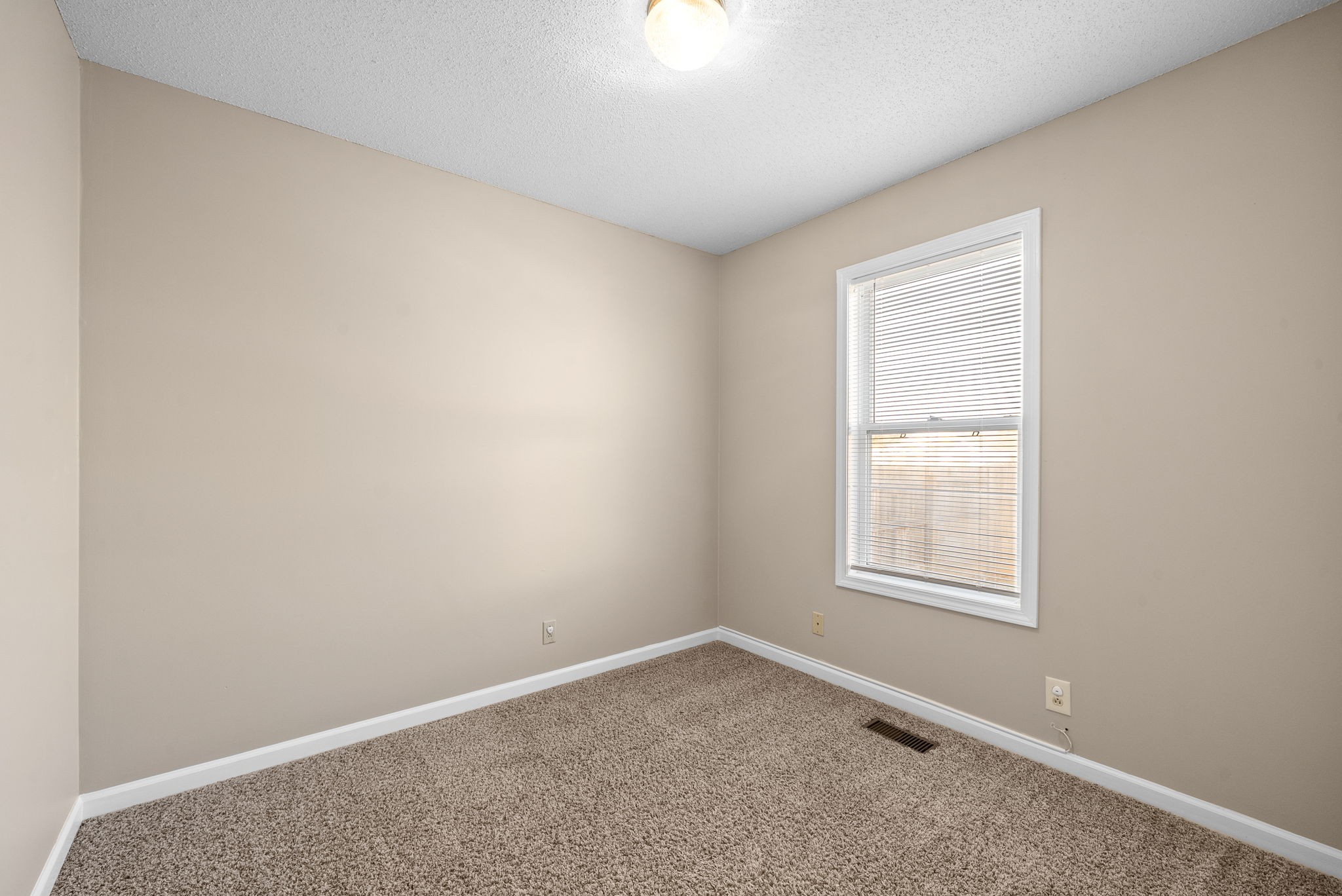 Clarksville, Tennessee 37042, United States, 3 Bedrooms Bedrooms, ,2 BathroomsBathrooms,Residential,Active,23084