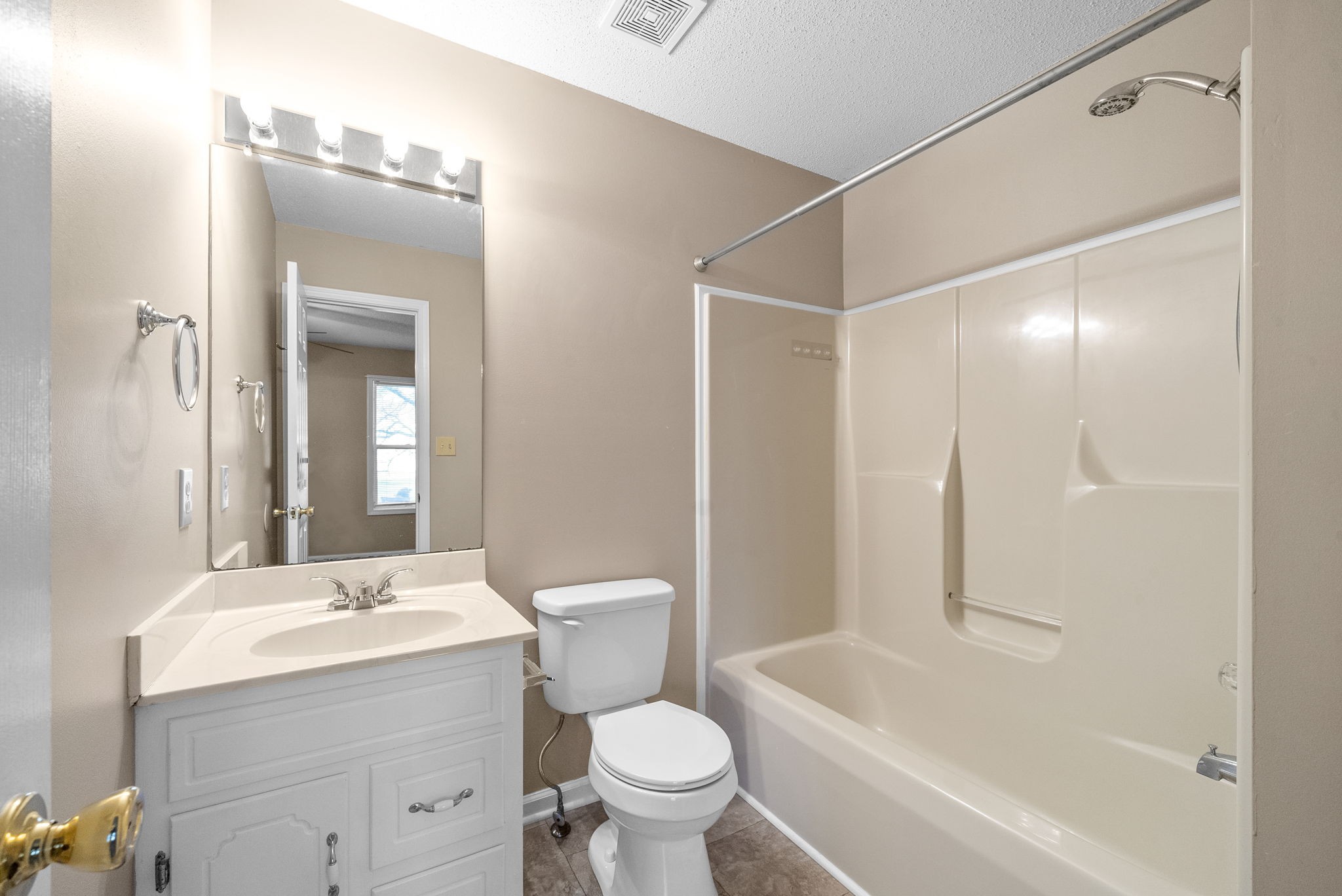 Clarksville, Tennessee 37042, United States, 3 Bedrooms Bedrooms, ,2 BathroomsBathrooms,Residential,Active,23084