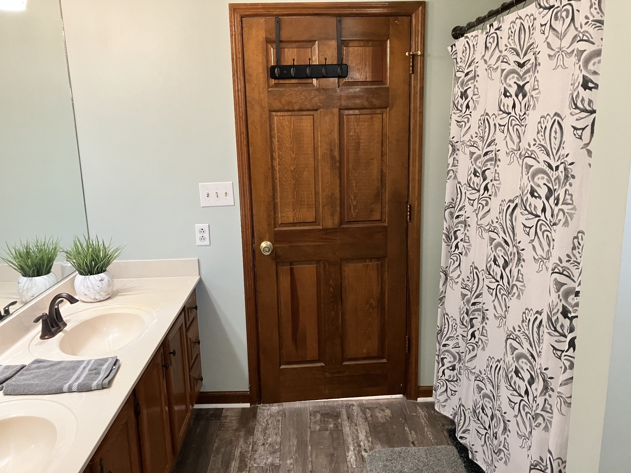 Columbia, Tennessee 38401, United States, 4 Bedrooms Bedrooms, ,2 BathroomsBathrooms,Residential,Active,10445