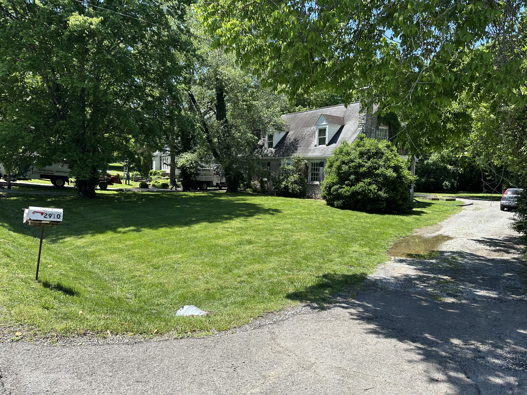 2910 Woodlawn Dr