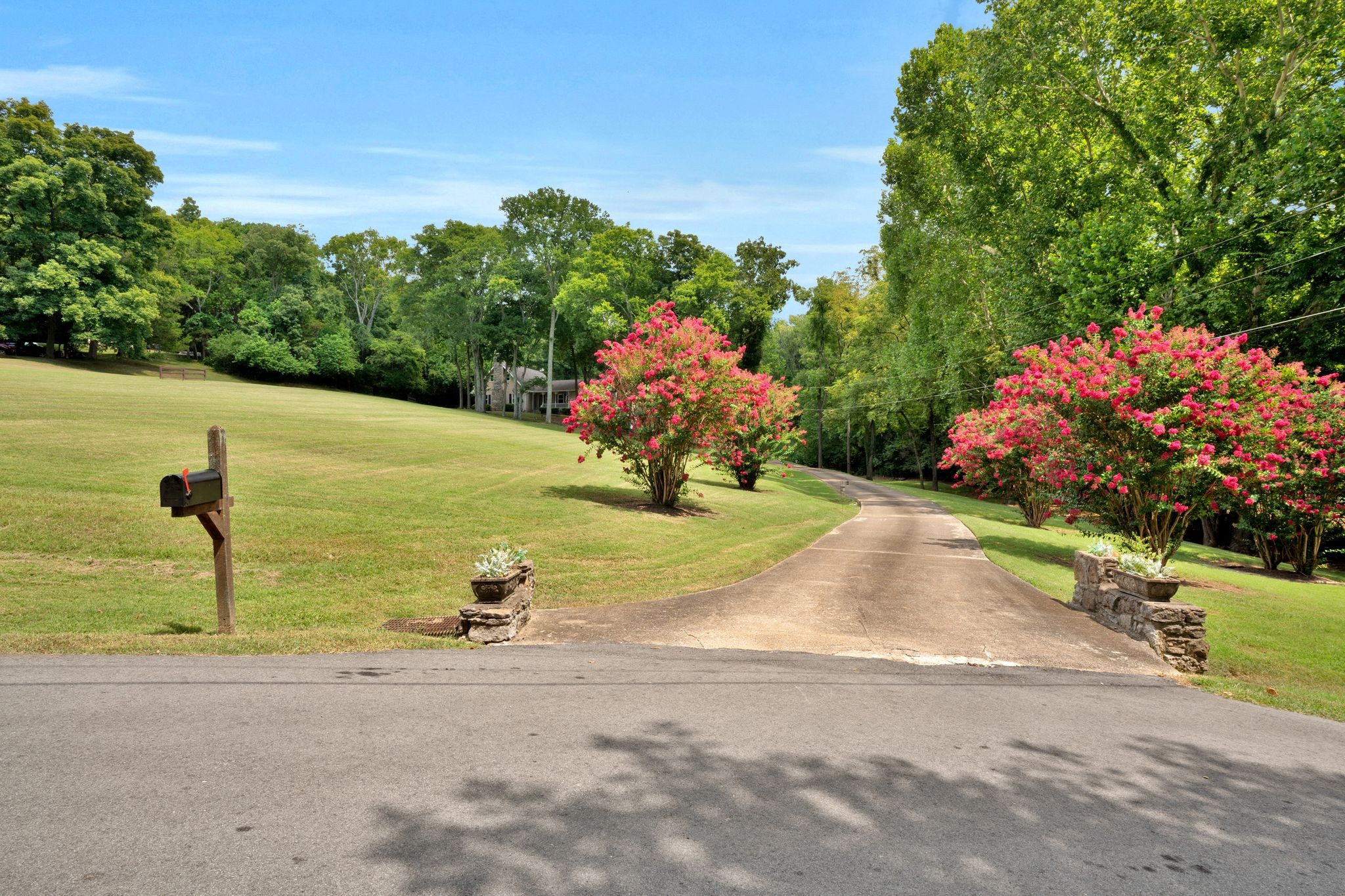 1057 Hillview Dr