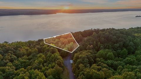 1035 Forrest Xing Waverly TN 37185