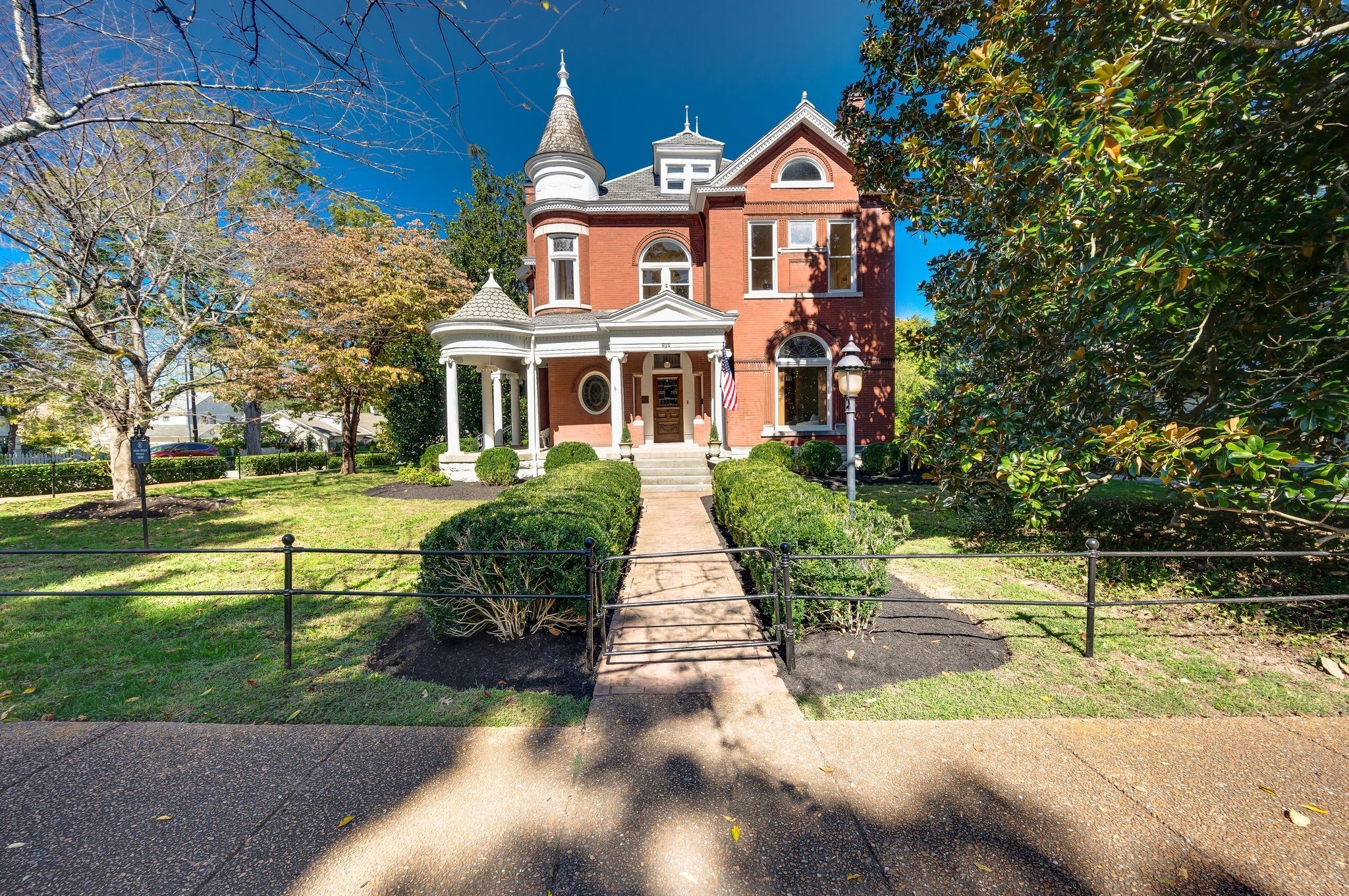 932 W Main St