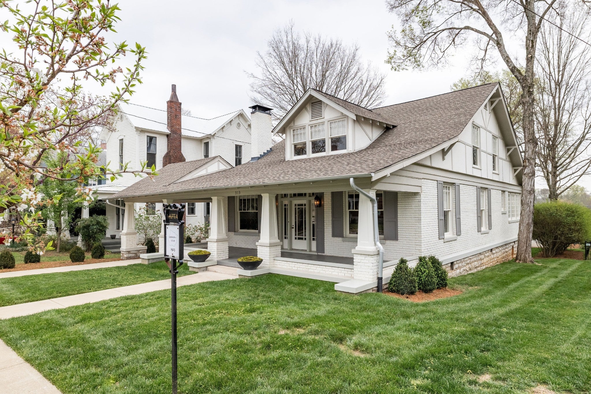 313 W 6th St