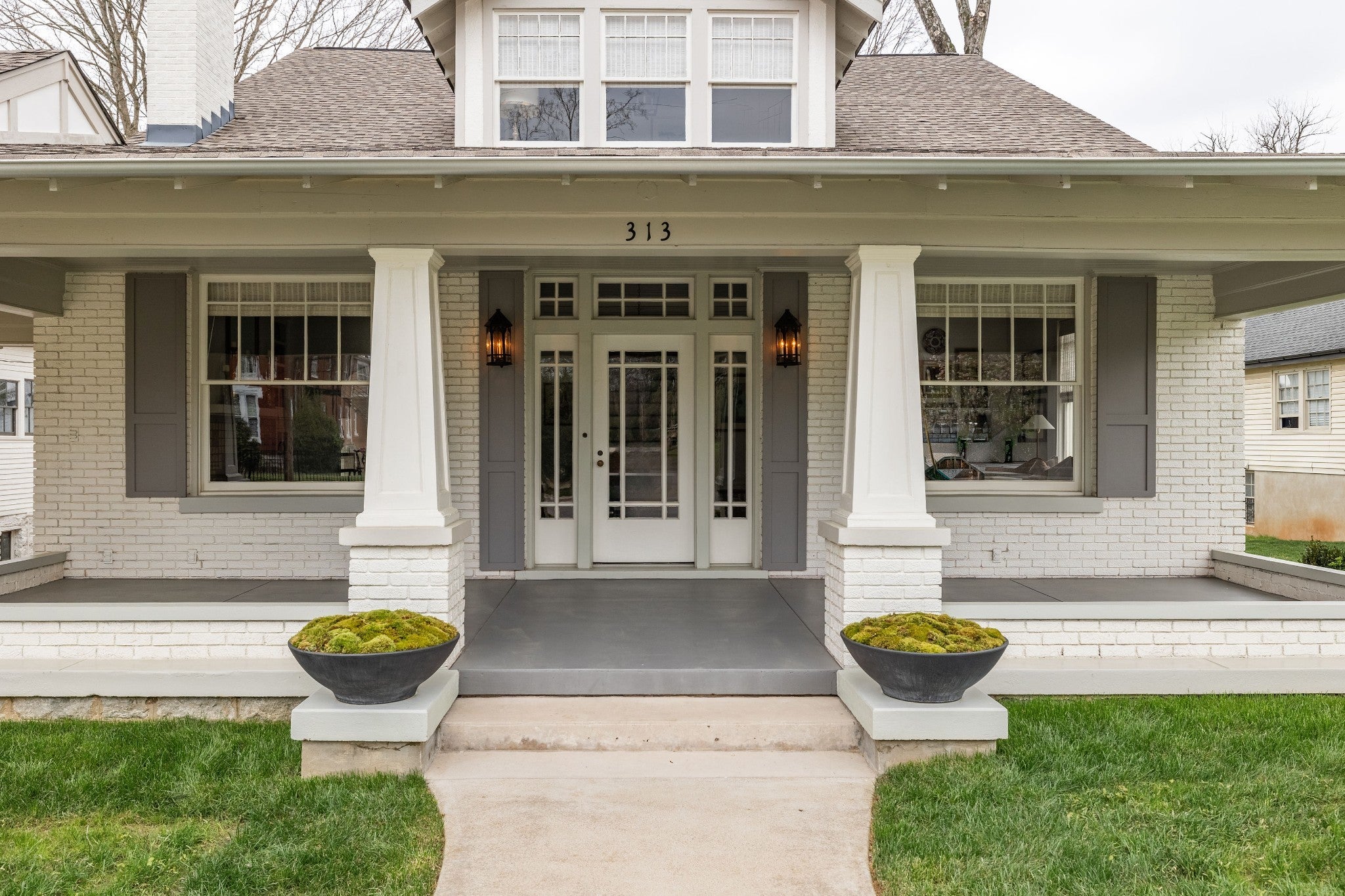 313 W 6th St