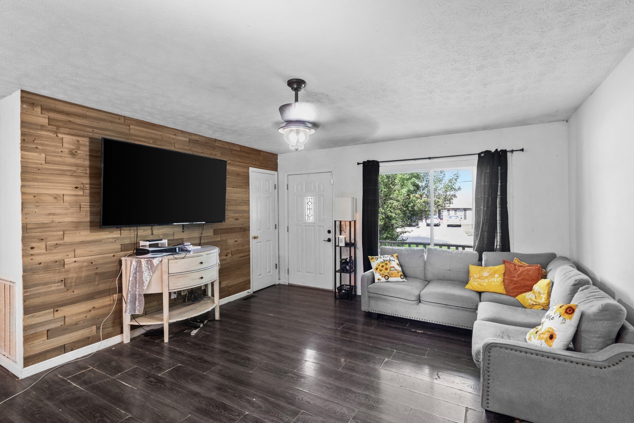 514 W Market St - Photo 3