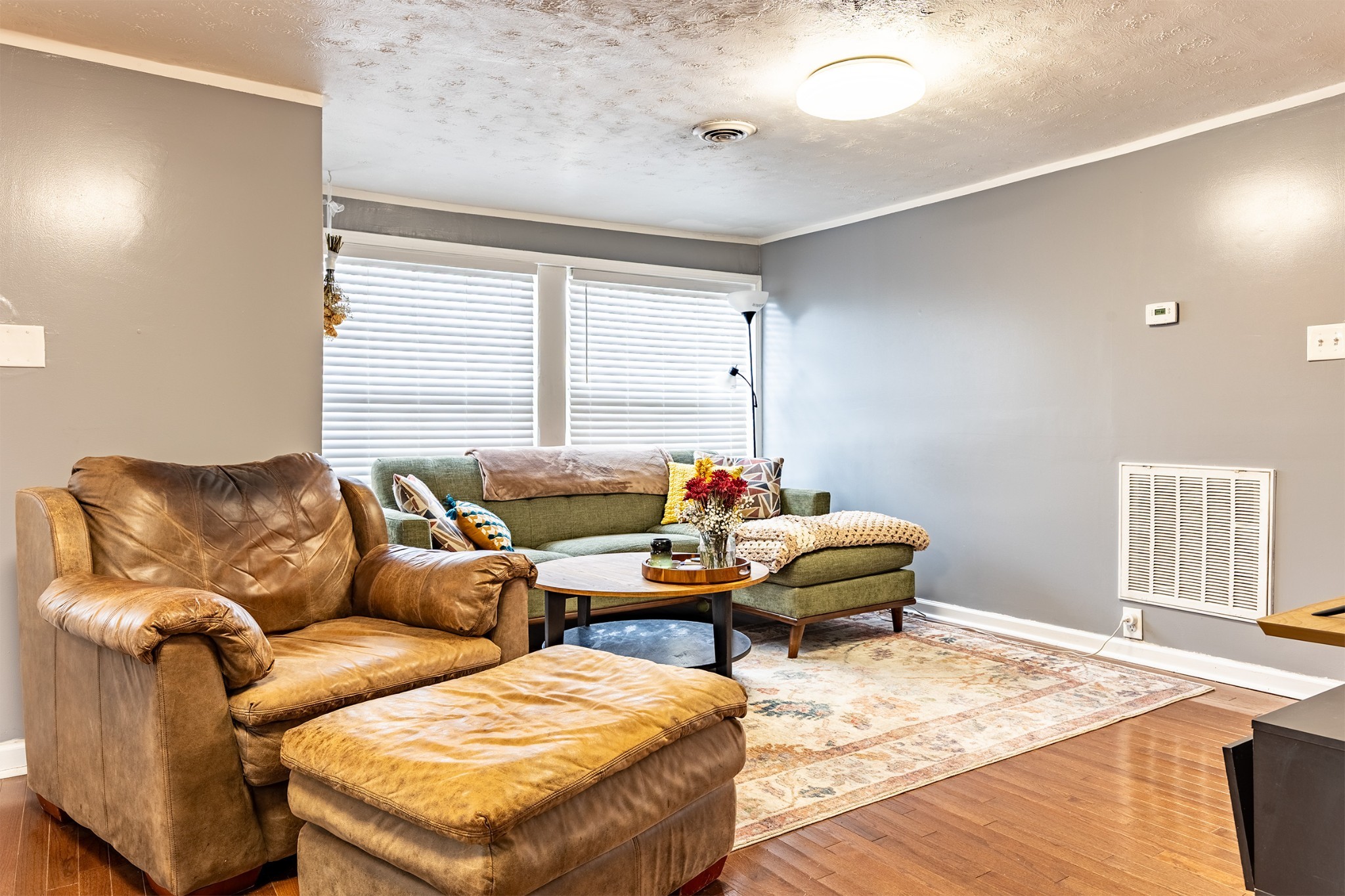 306B Queen Ave