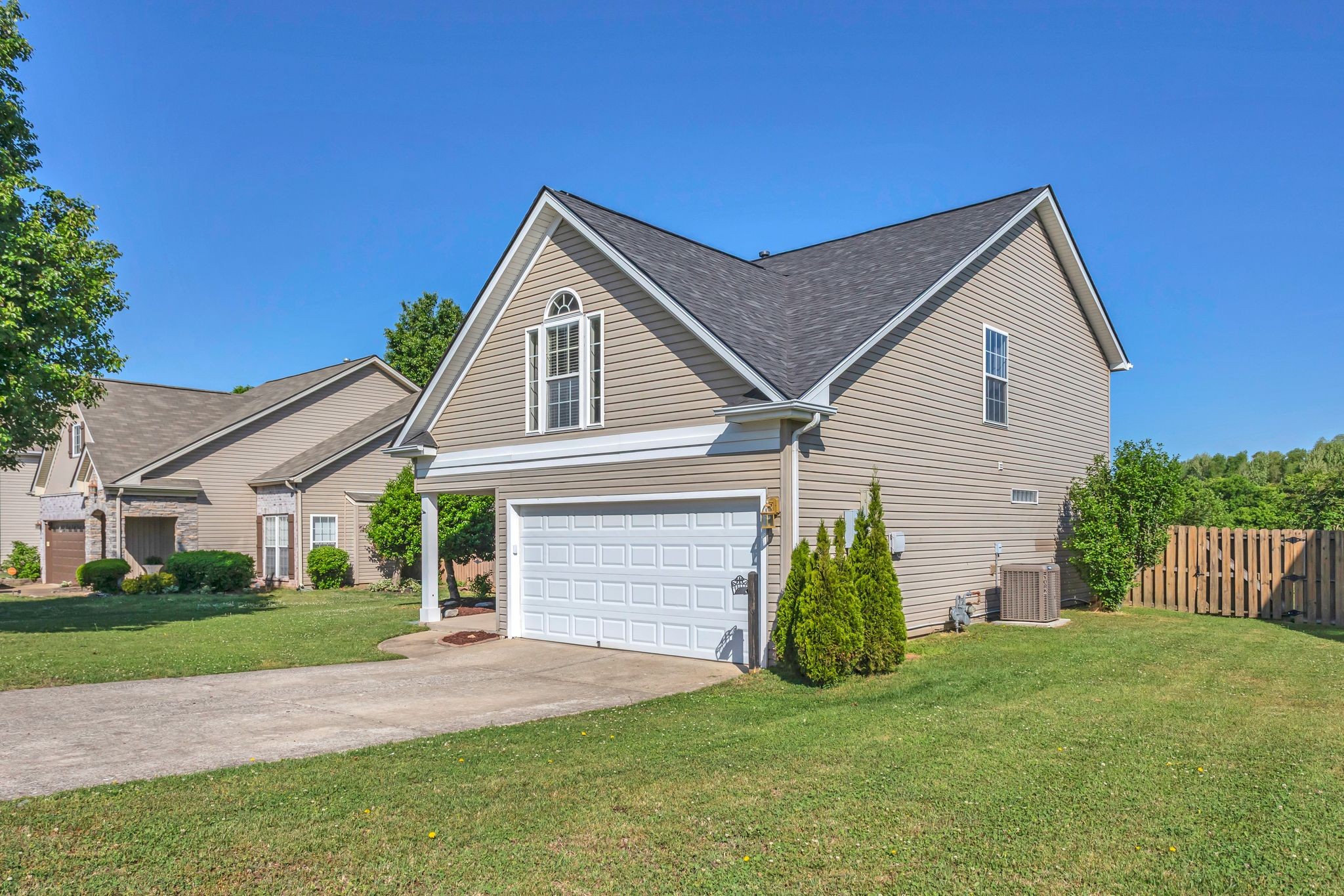 425 Creekside Ln