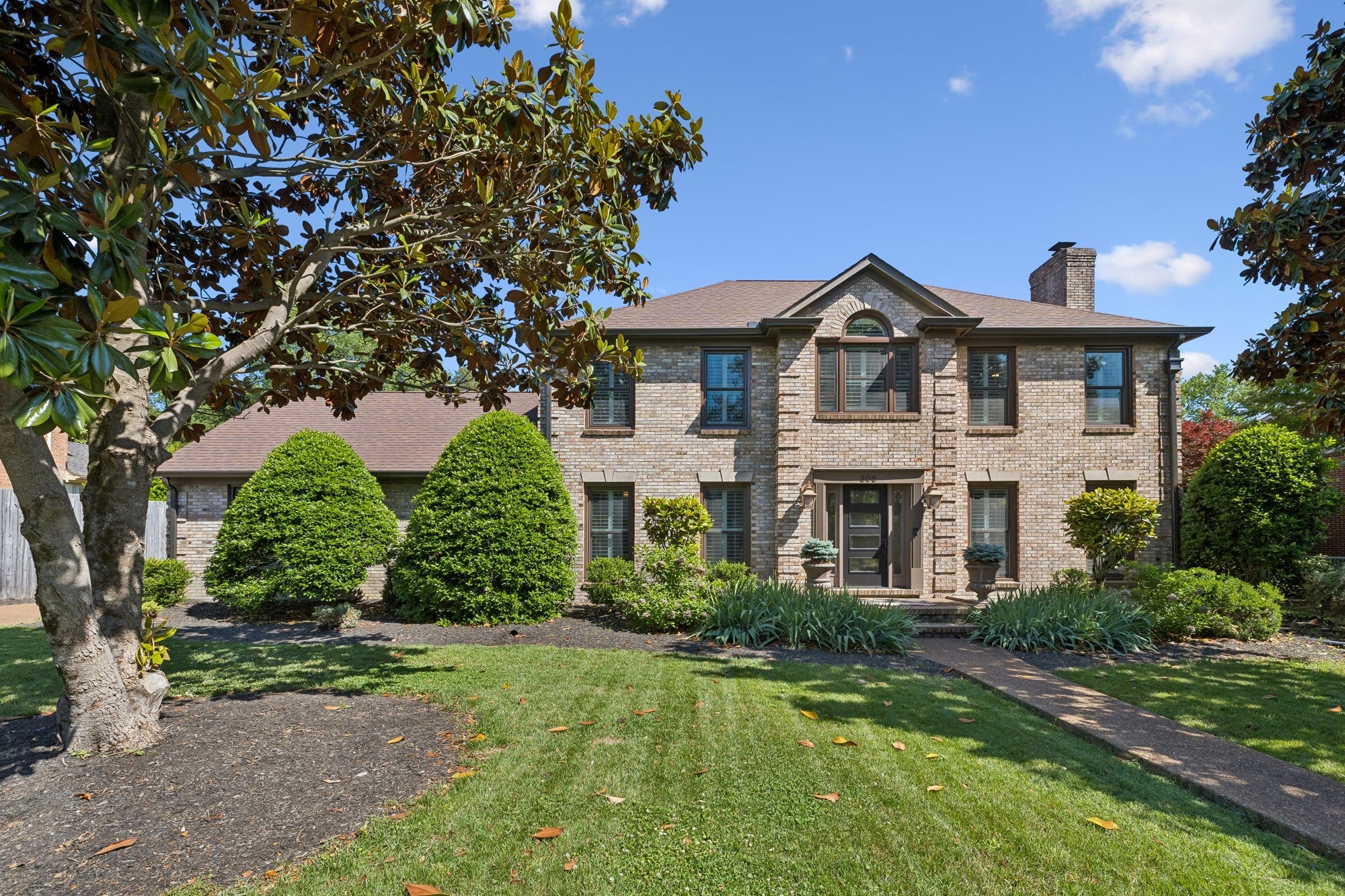 806 Greenbrier Dr