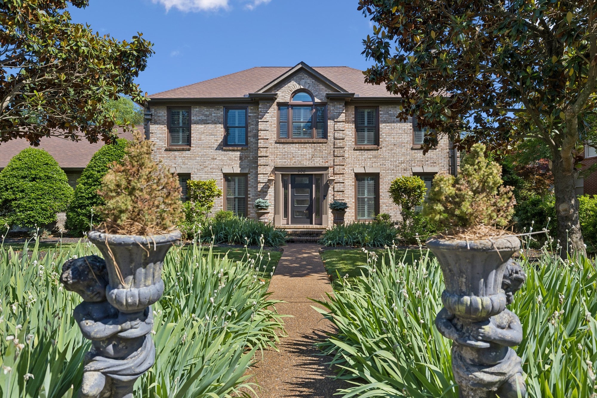806 Greenbrier Dr