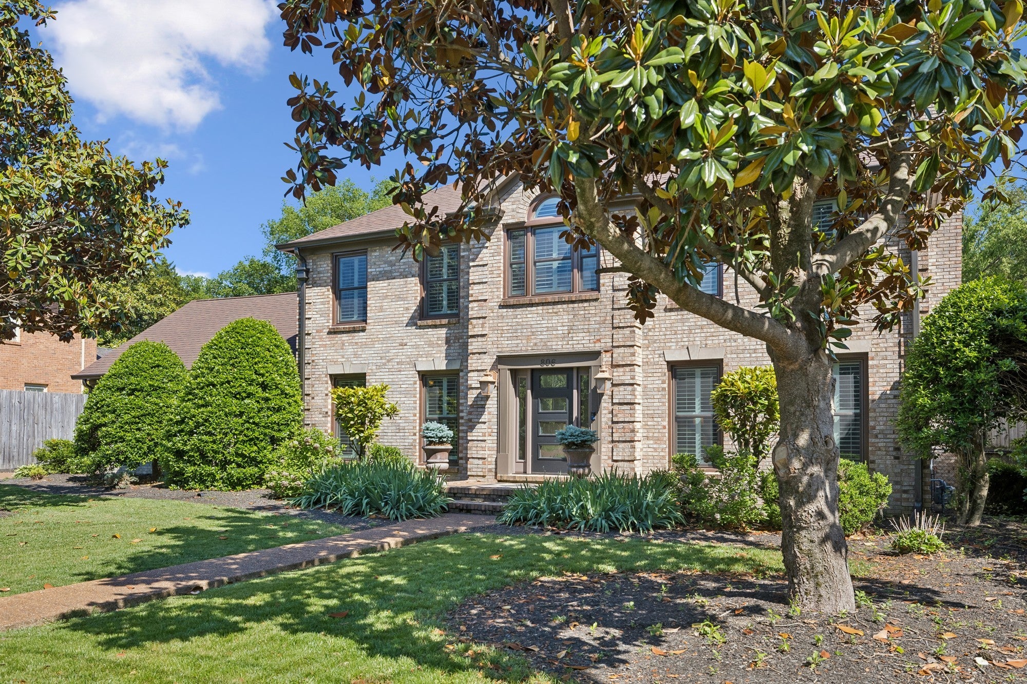 806 Greenbrier Dr