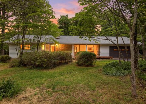 Photo of 104 Pinehurst Lane, Signal Mountain, TN 37377 (MLS # 3211115)