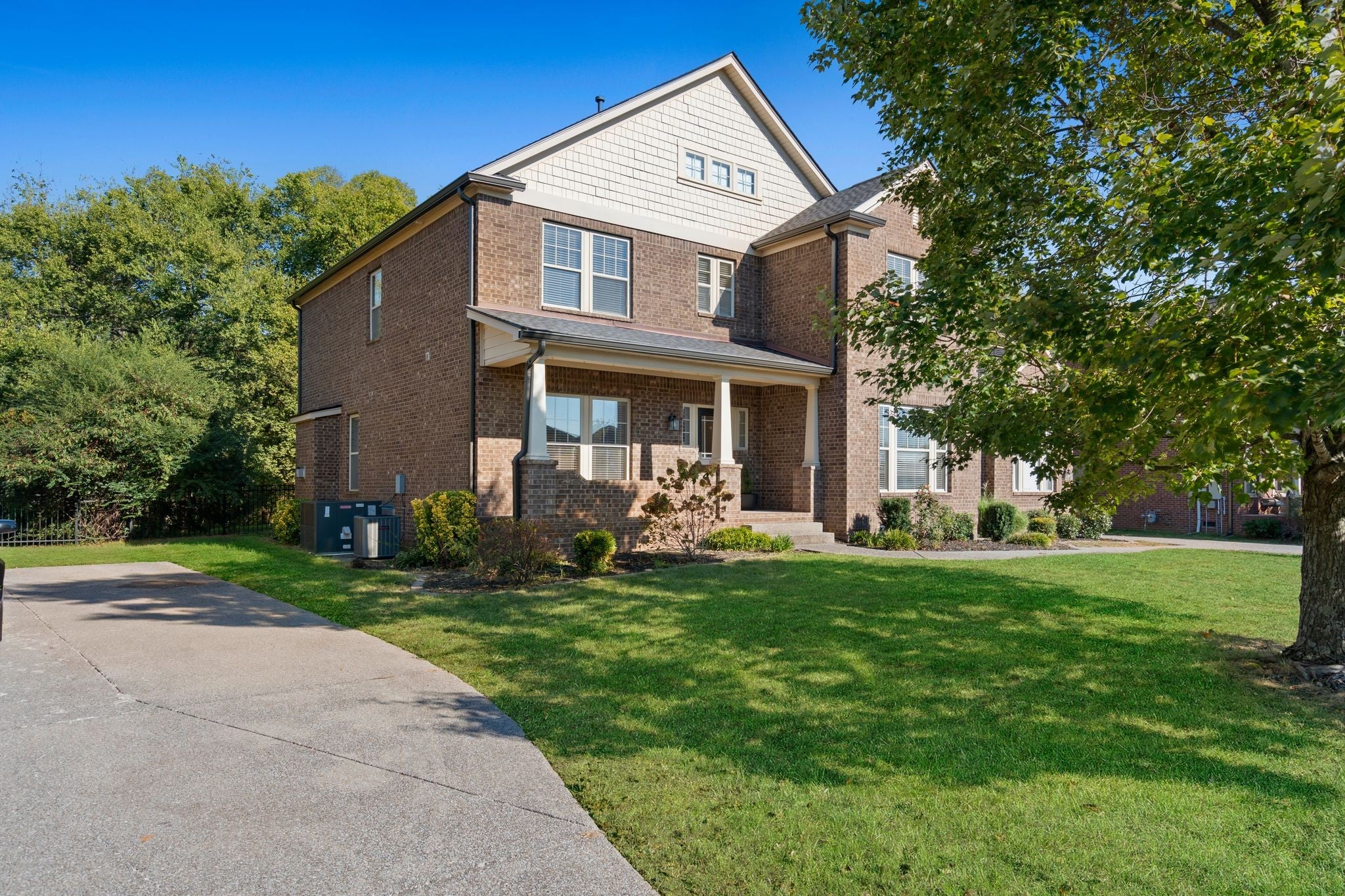 1042 Cantwell Pl