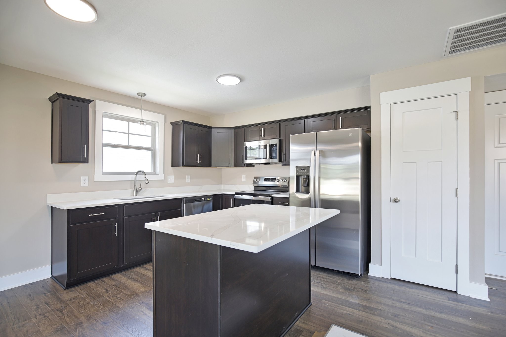 Clarksville, Tennessee 37040, United States, 3 Bedrooms Bedrooms, ,3 BathroomsBathrooms,Residential,Active,196561