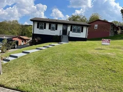 3-bed home for sale in Nashville, TN 37207, 2641 Combs Dr 2641 Combs Dr, Nashville TN 37207 3-bed home, photo 2 of 14