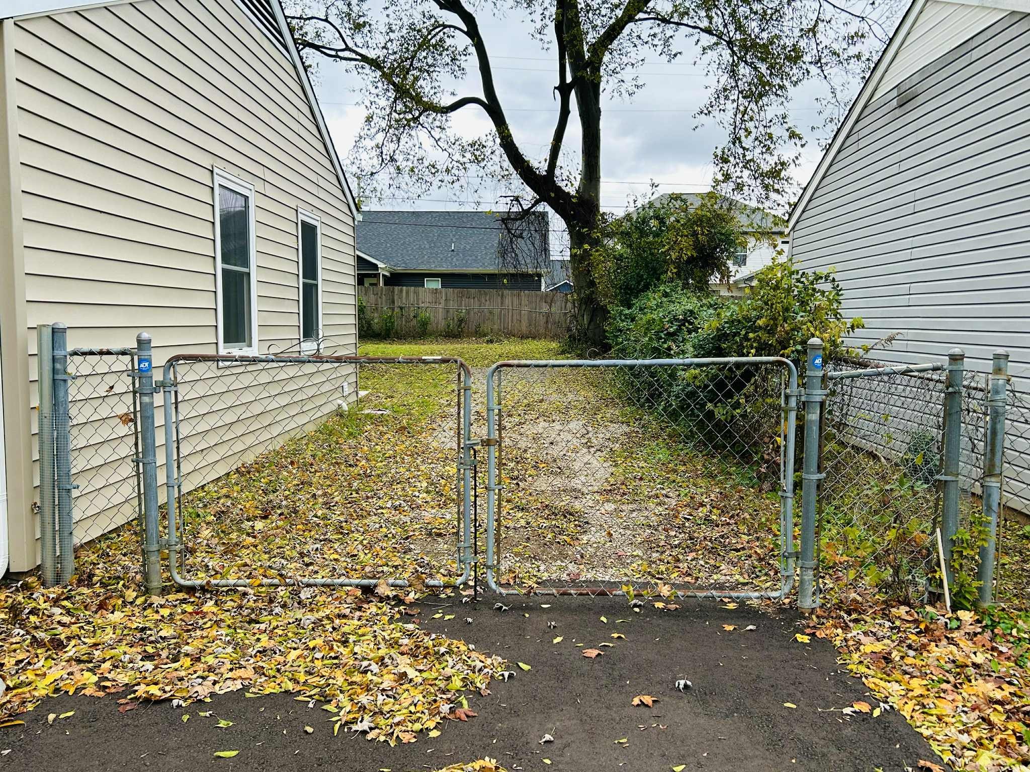 Clarksville, Tennessee 37042, United States, 2 Bedrooms Bedrooms, ,1 BathroomBathrooms,Residential,Active,230863