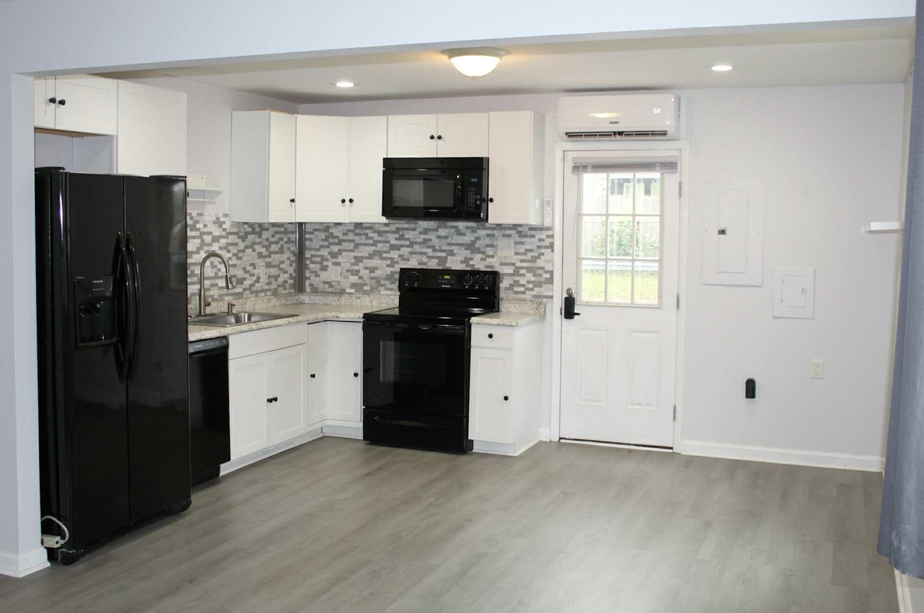 Clarksville, Tennessee 37042, United States, 2 Bedrooms Bedrooms, ,1 BathroomBathrooms,Residential,Active,230863