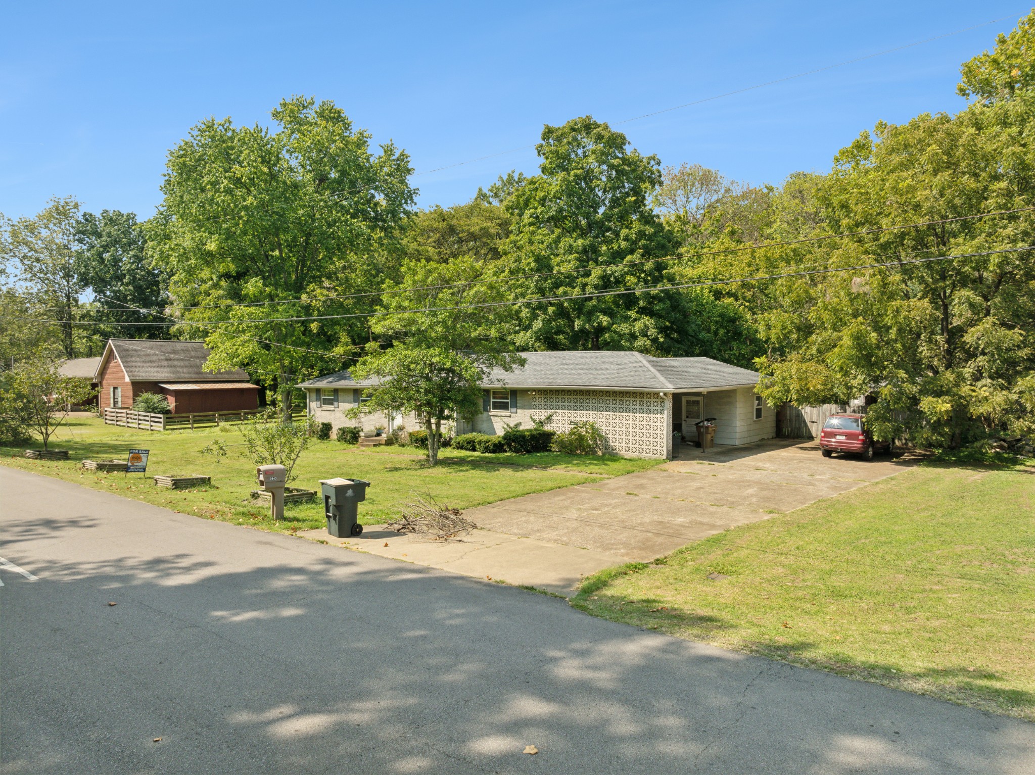 3943 Creekside Dr