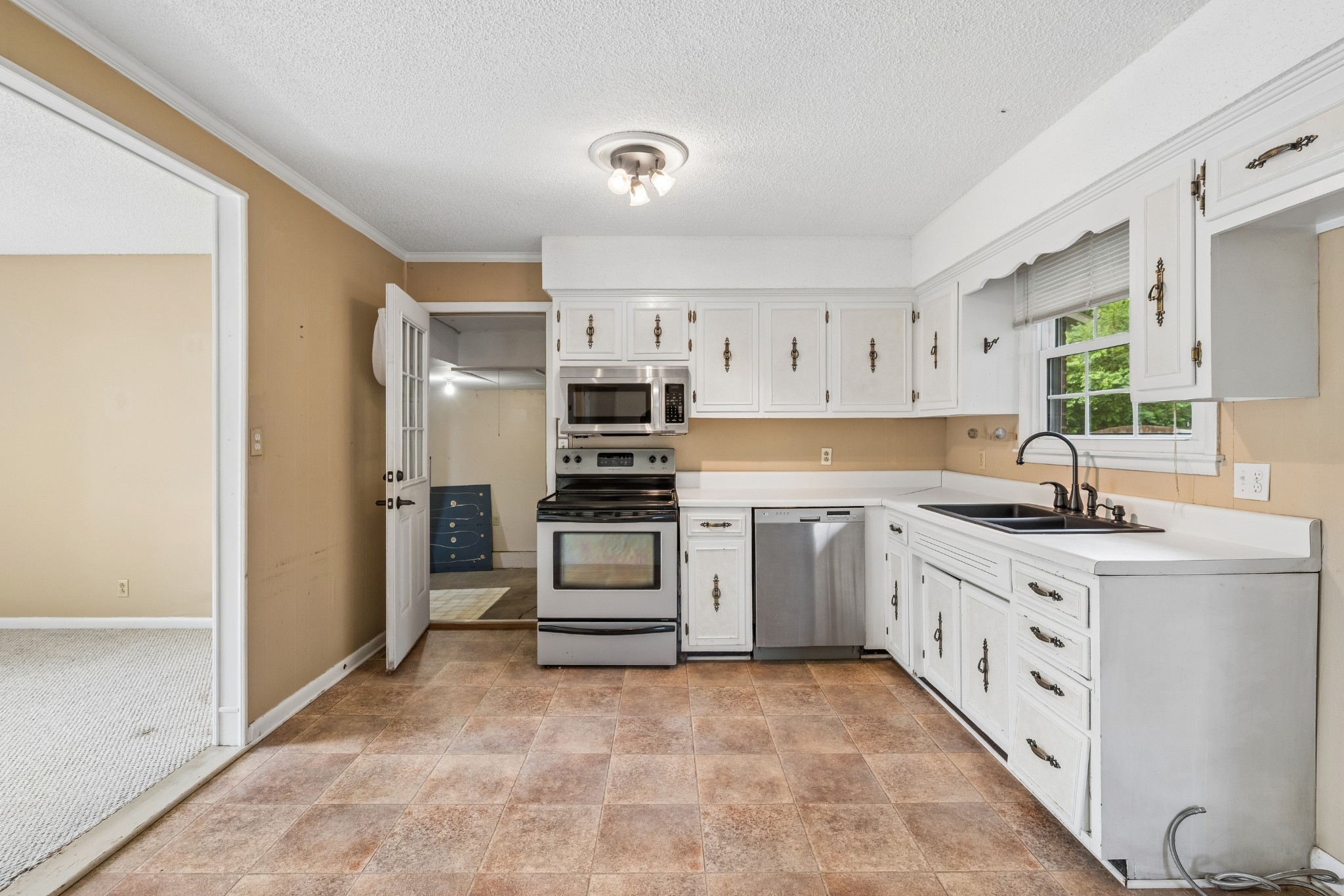 2821 Creekview Dr