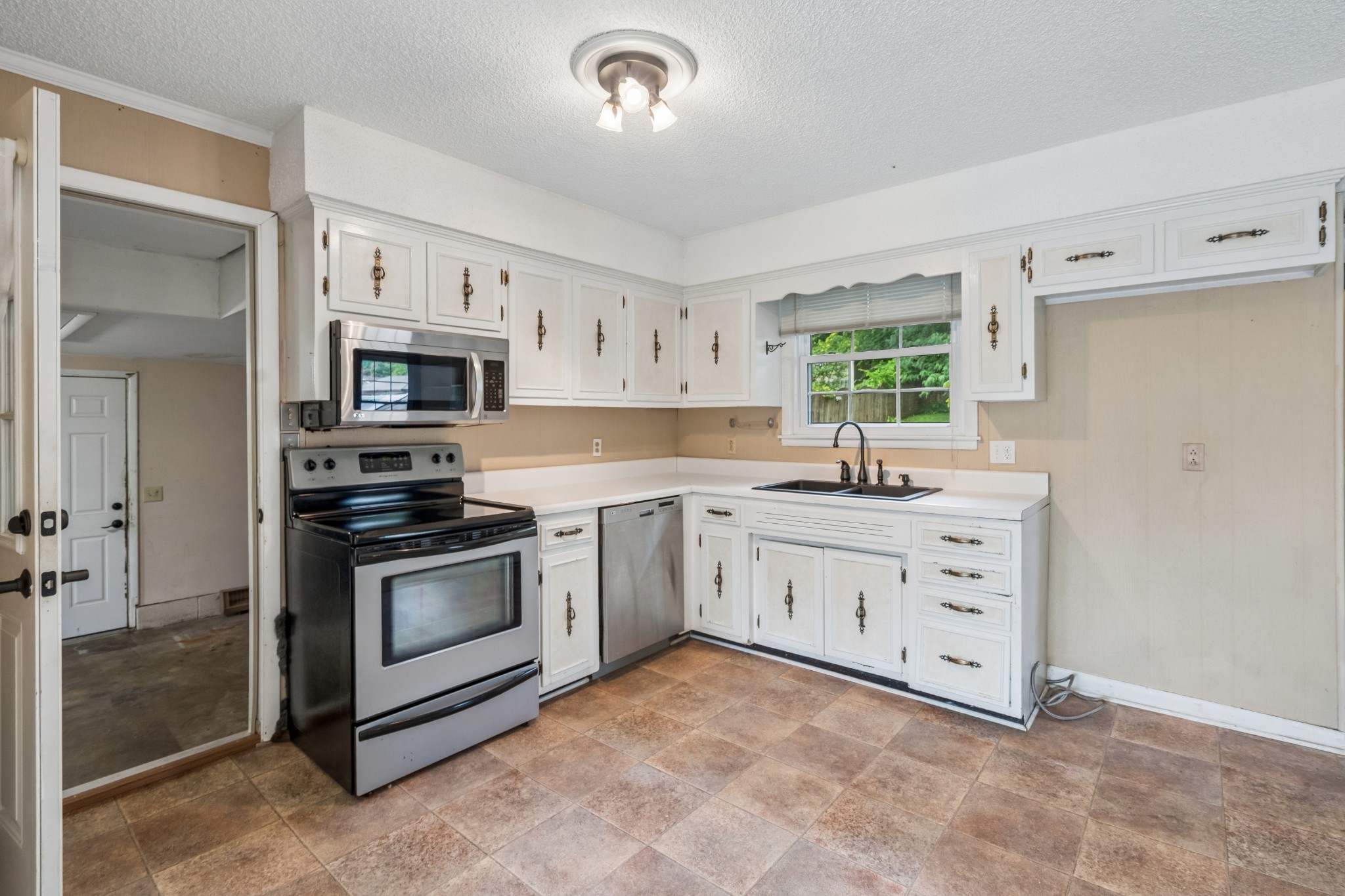2821 Creekview Dr