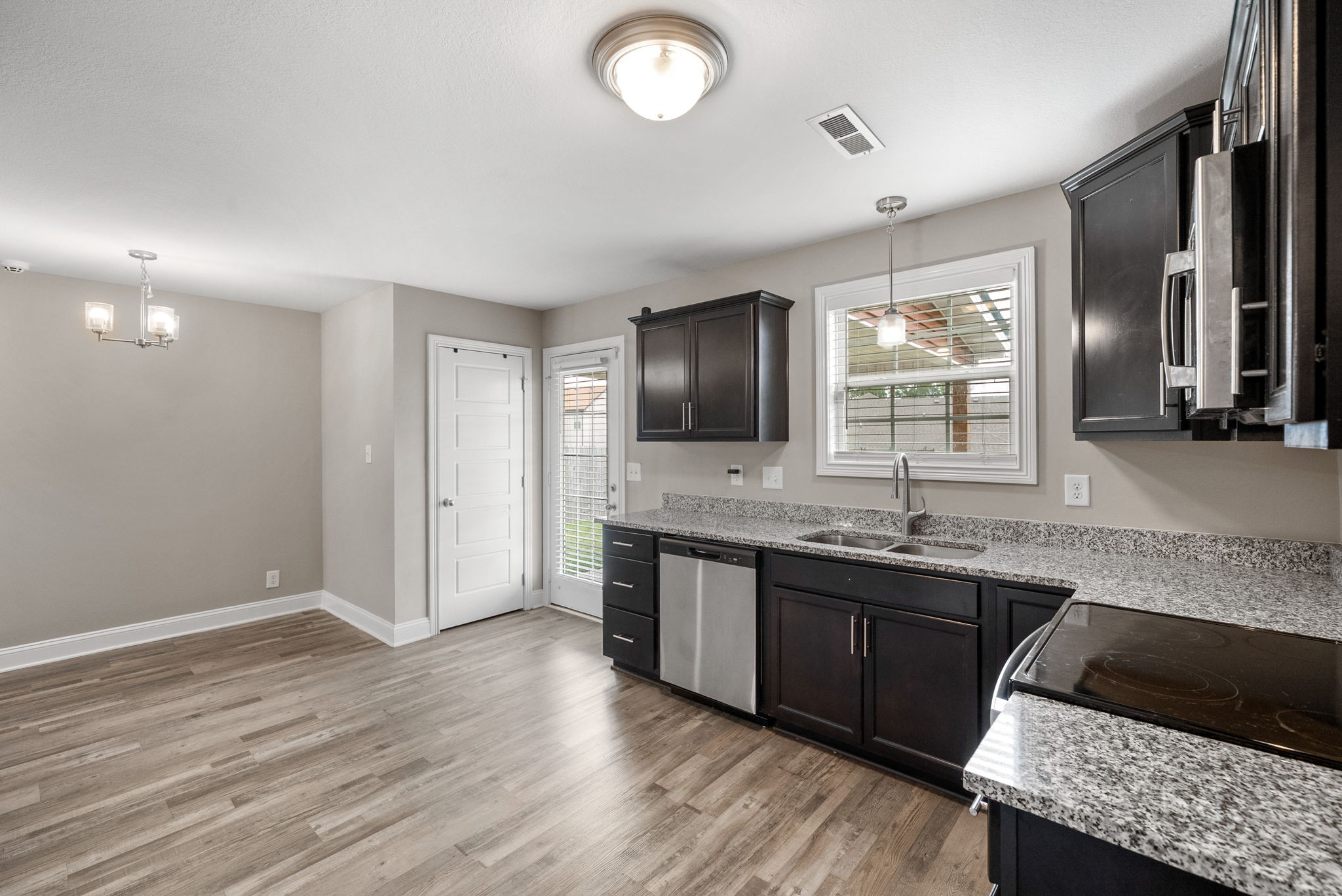 Clarksville, Tennessee 37042, United States, 3 Bedrooms Bedrooms, ,3 BathroomsBathrooms,Residential,Active,137443