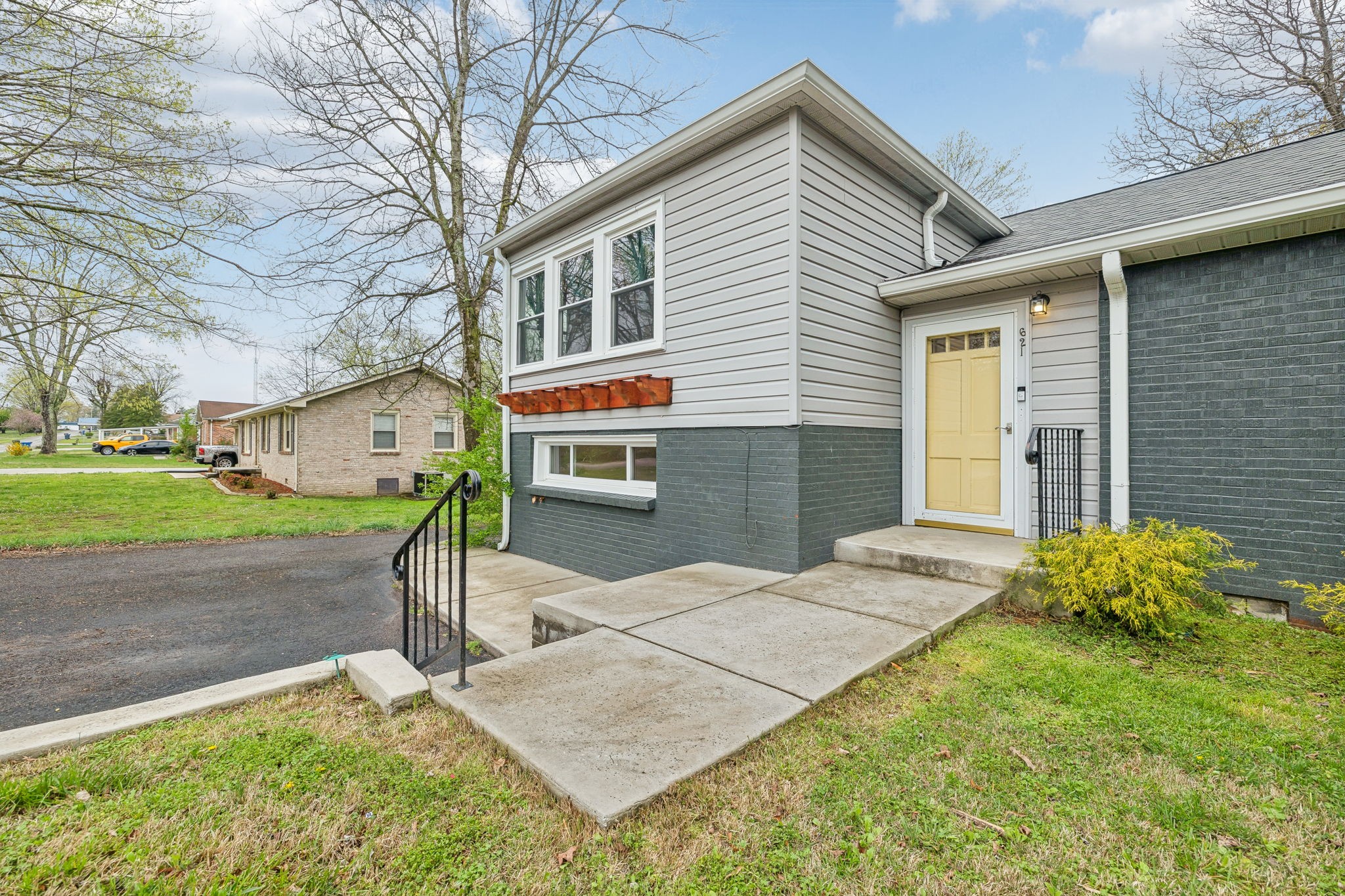621 Iris Dr