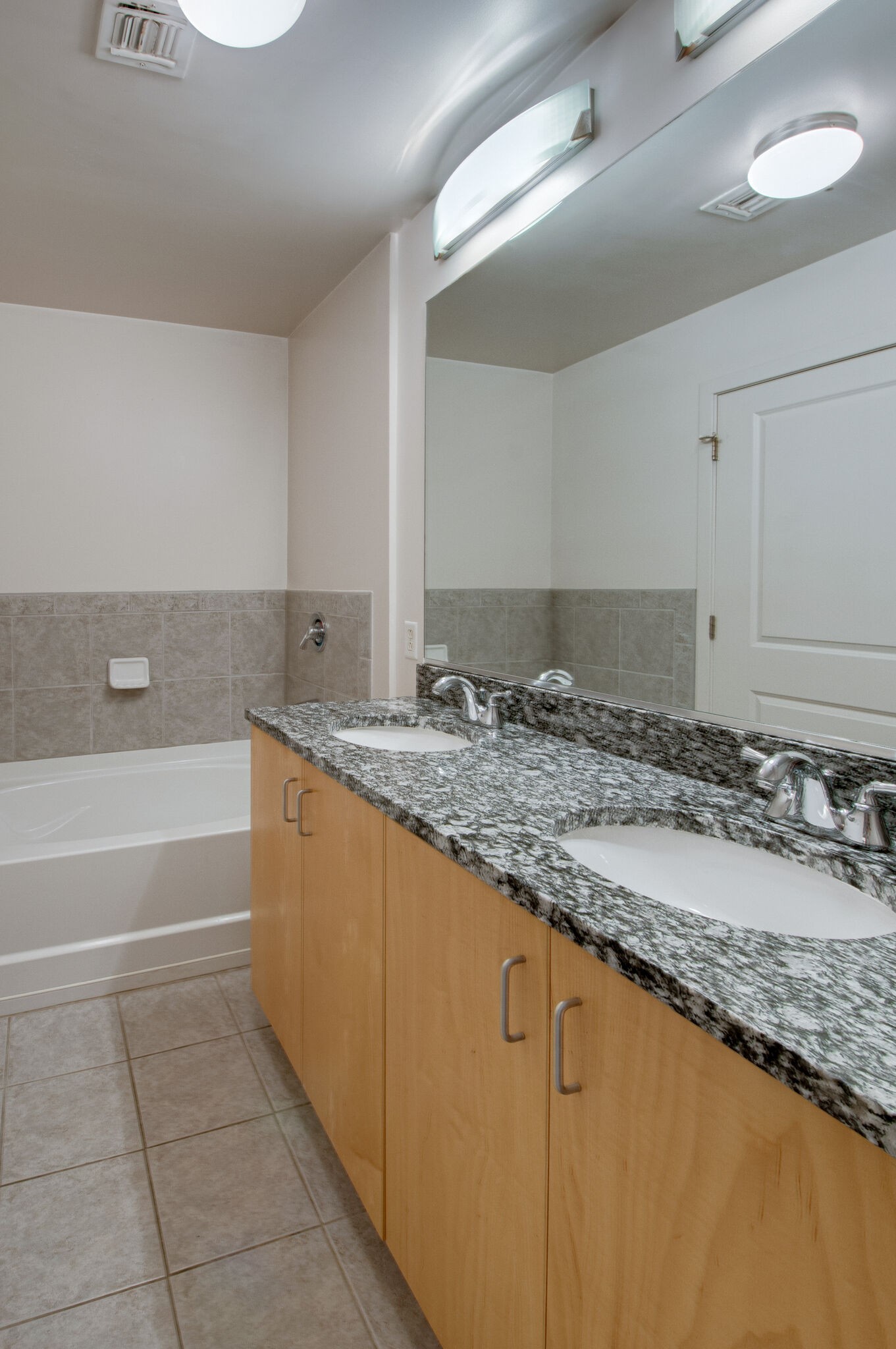 Nashville, Tennessee 37219, United States, 2 Bedrooms Bedrooms, ,2 BathroomsBathrooms,Residential,Active,99482